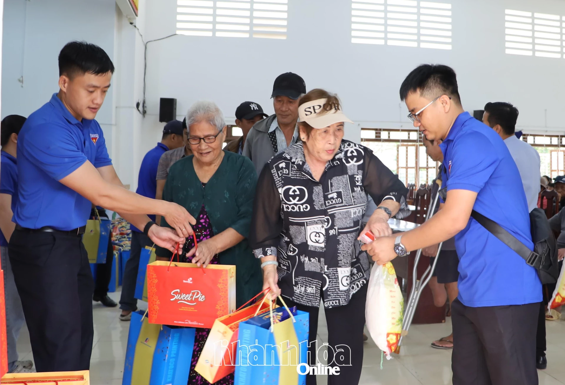 Cán bộ, nhân viên Công ty Cổ phần In bao bì Khatoco trao quà Tết cho người dân.