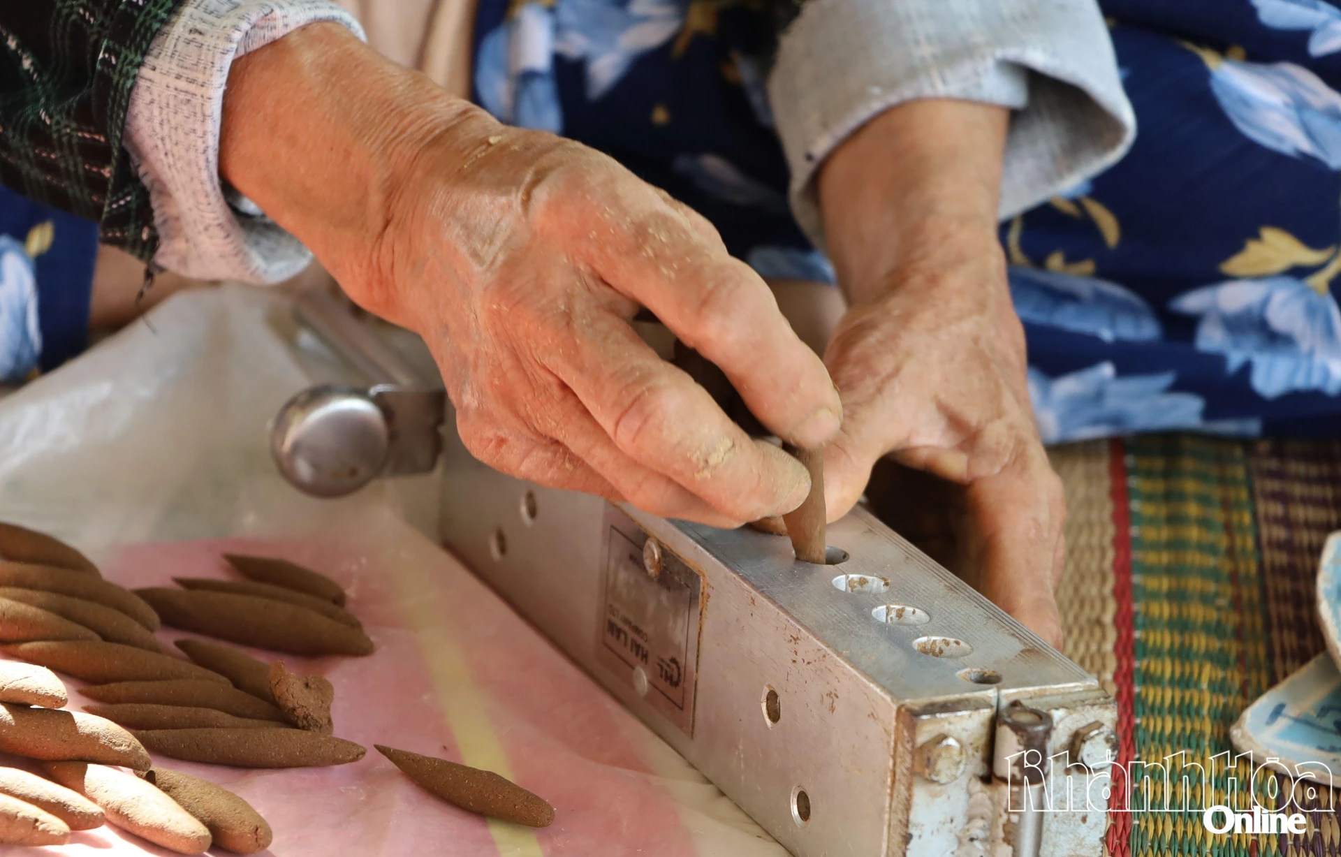 Sử dụng khuôn đúc tạo hình nụ trầm hương.