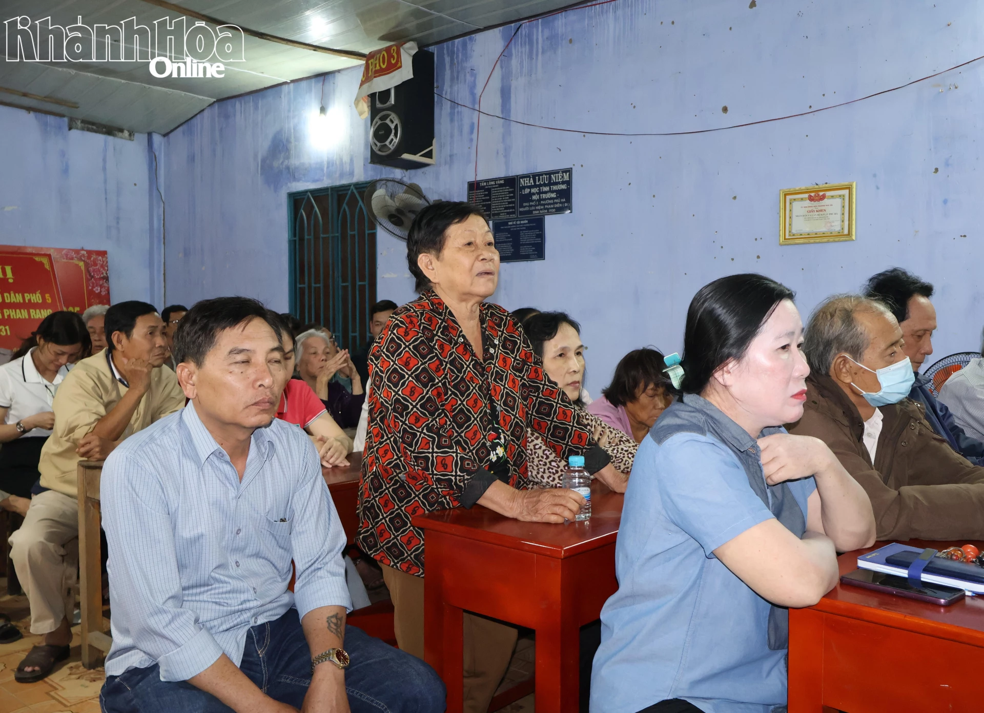 Cử tri nêu nhận xét trú đối với những người ứng cử tại hội nghị.