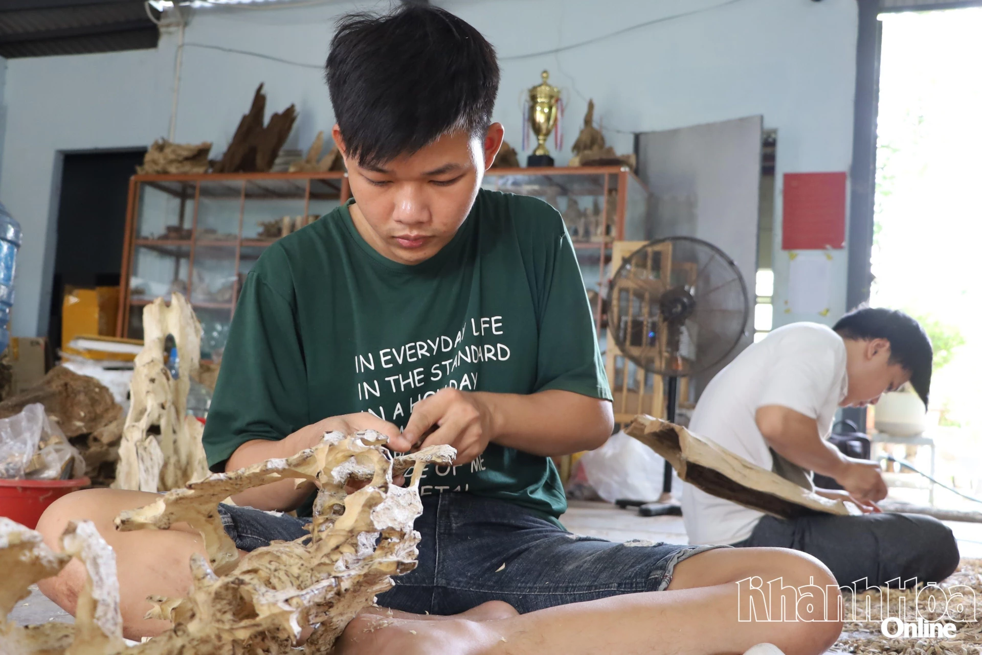 Mỗi sản phẩm trầm hương 
được tạo ra đòi hỏi sự kỳ công của người thợ.