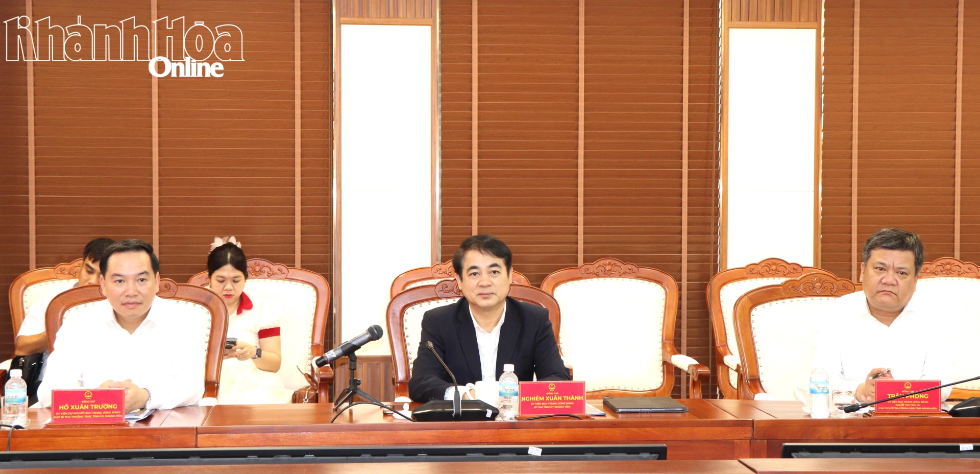 Đồng chí Nghiêm Xuân Thành, đồng chí Trần Phong, đồng chí Hồ Xuân Trường làm việc với lãnh đạo ngân hàng Techcombank.