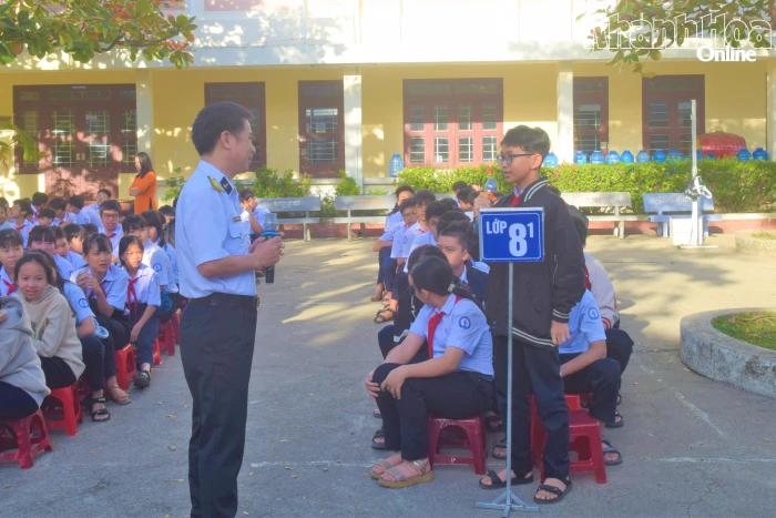 Tuyên truyền kỷ niệm 96 năm Ngày thành lập Đảng cho hơn 700 học sinh, giáo viên