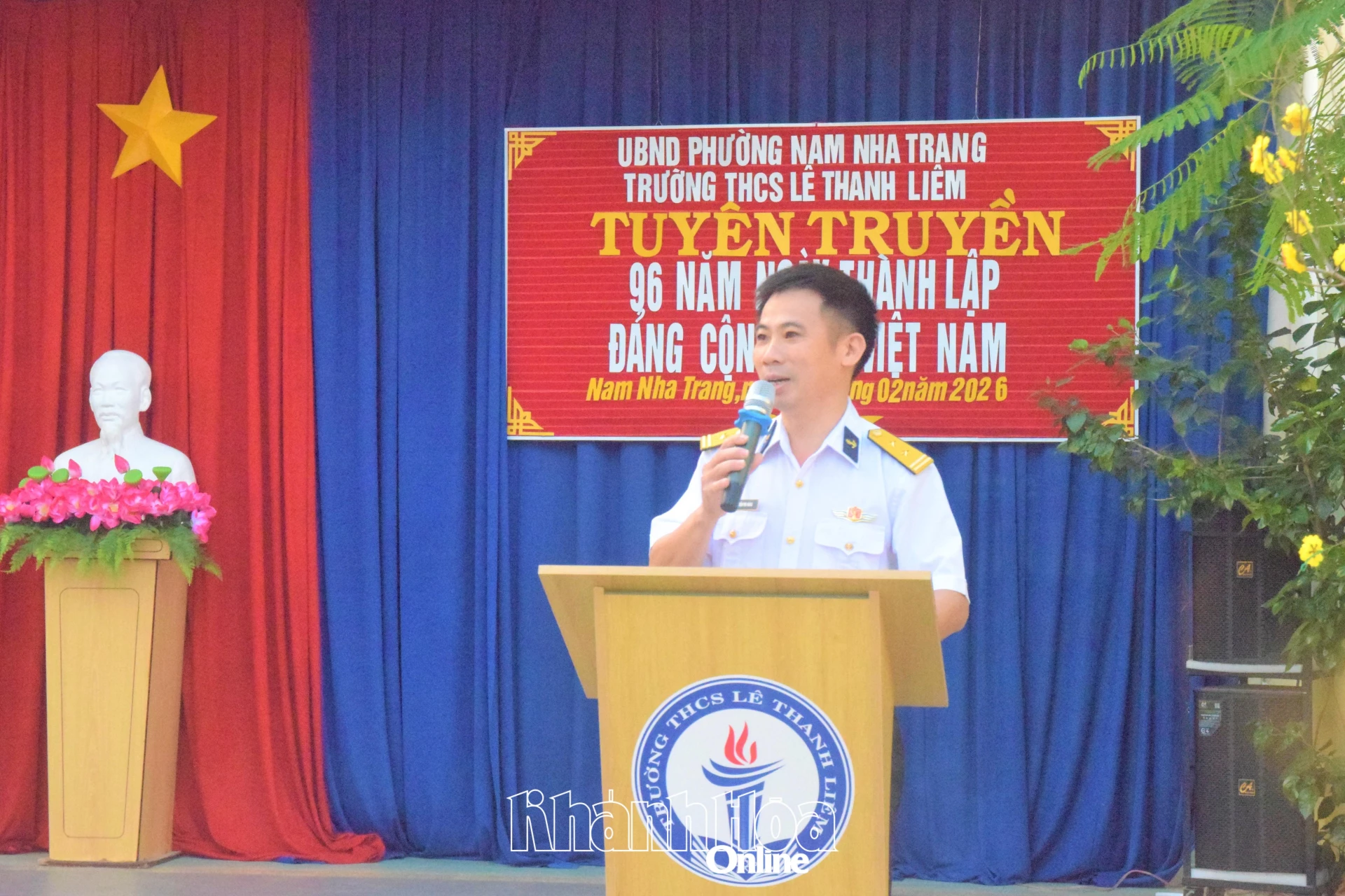 Báo cáo viên của học viện tuyên truyền đến các học sinh.