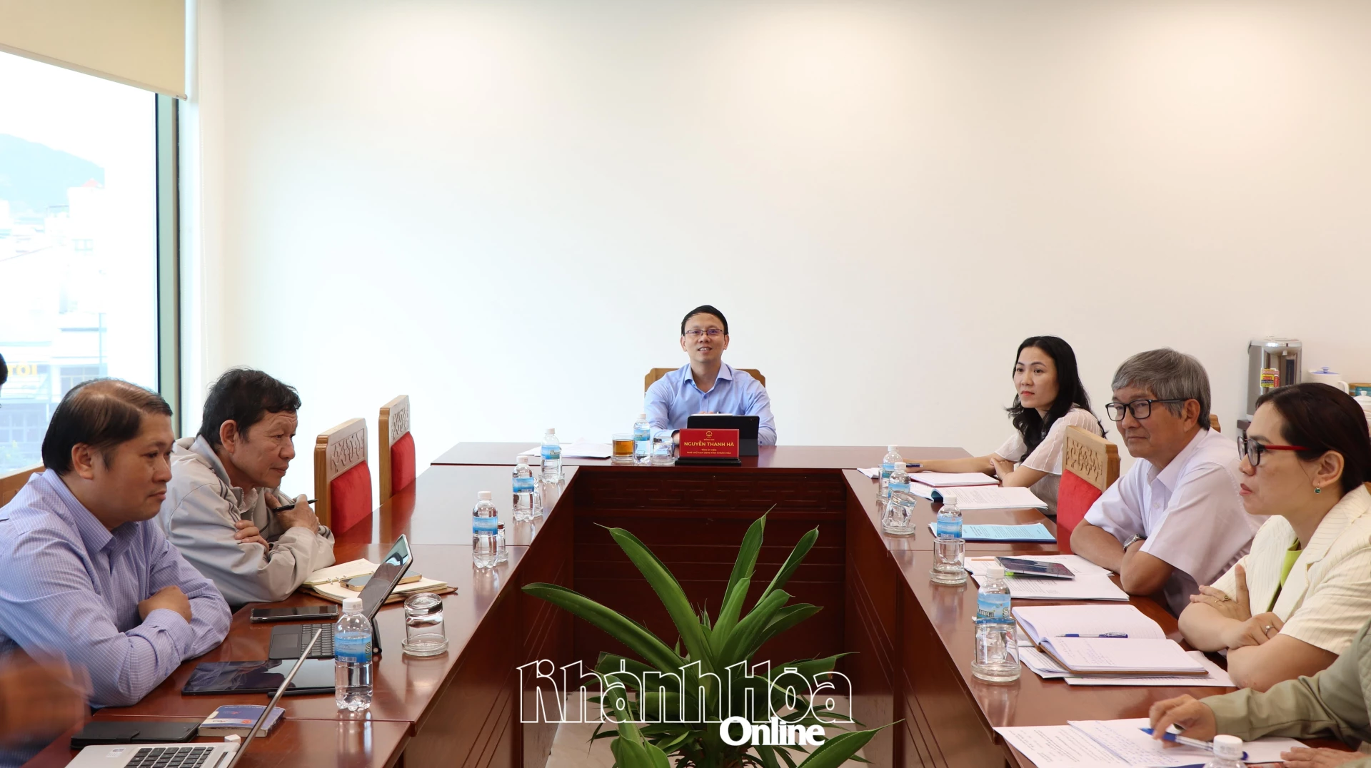 Quang cảnh cuộc họp.