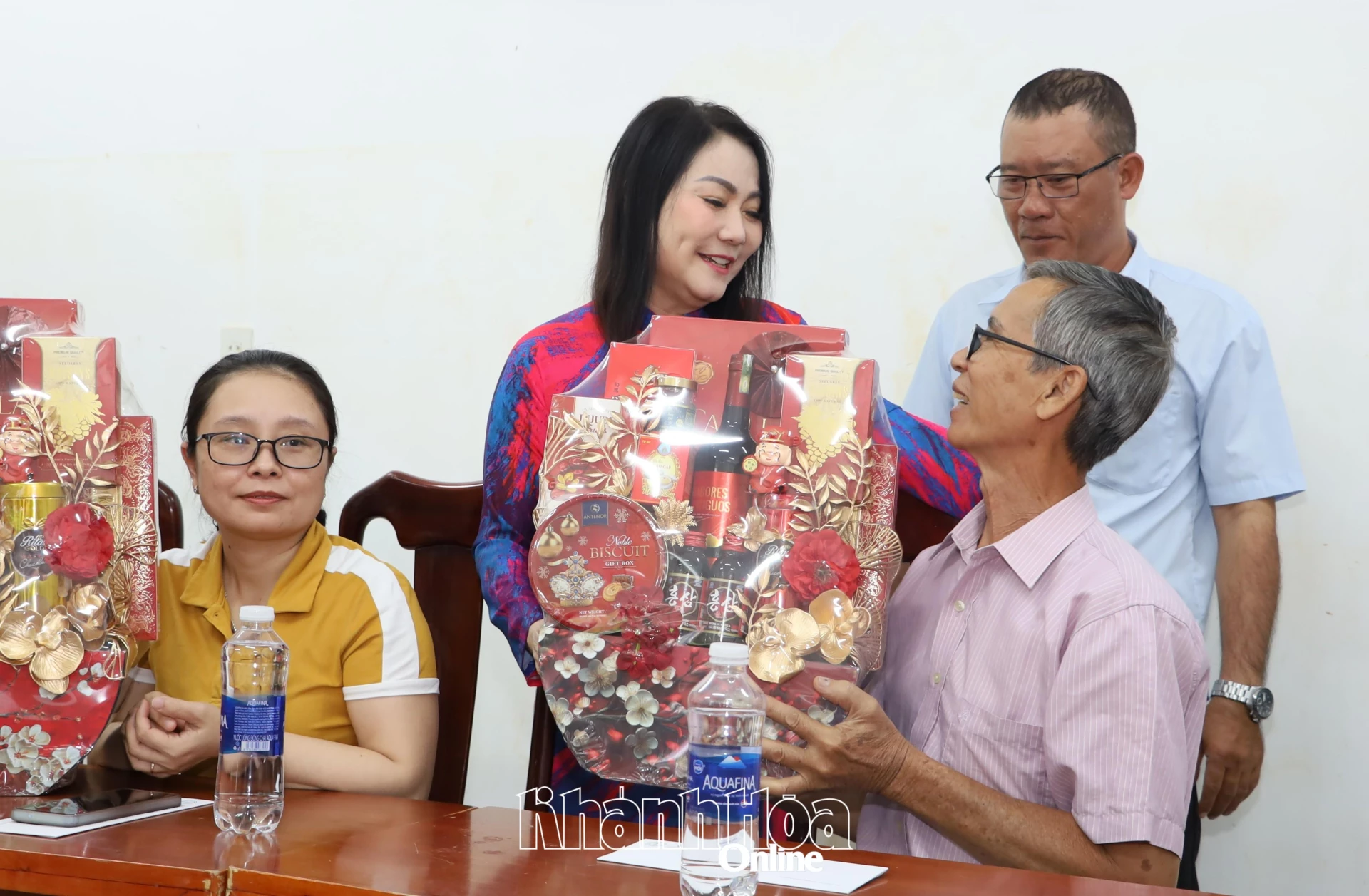 Đại diện các đơn vị trao quà Tết cho thương binh, bệnh binh phường Tây Nha Trang.