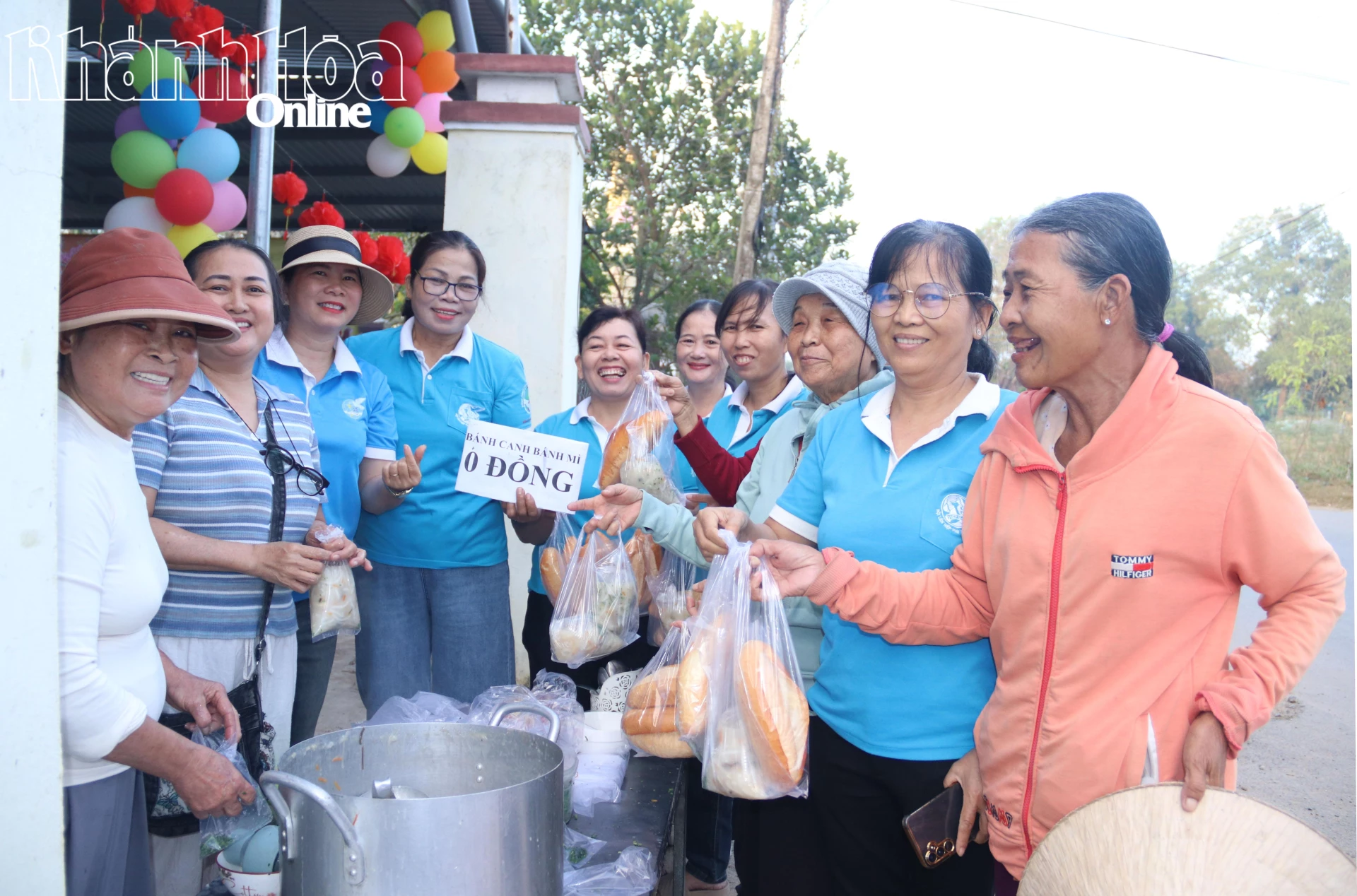Niềm vui của người trao và người nhận những suất ăn nghĩa tình.