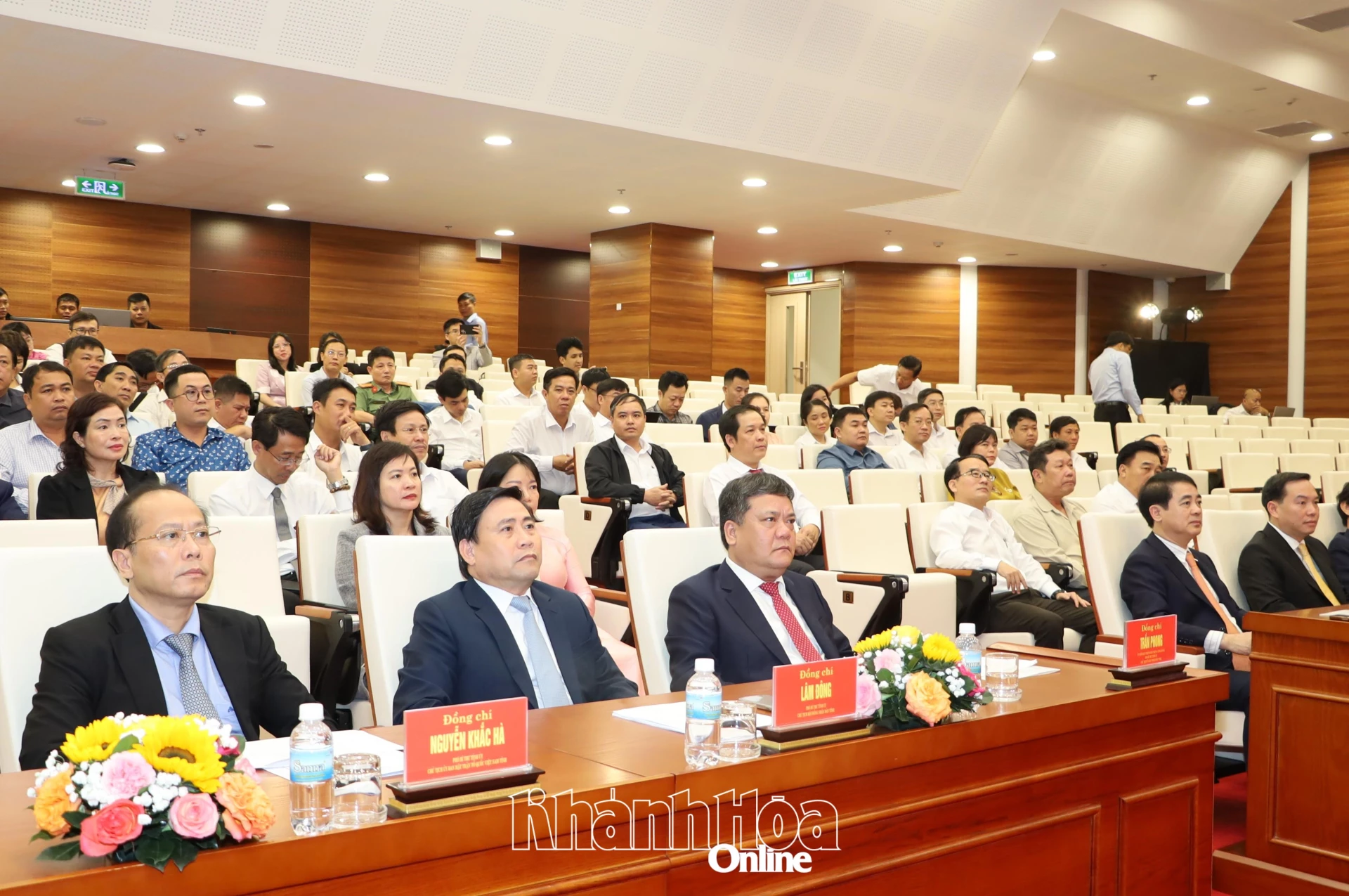 Các đồng chí lãnh đạo tỉnh và đại biểu tham dự lễ.