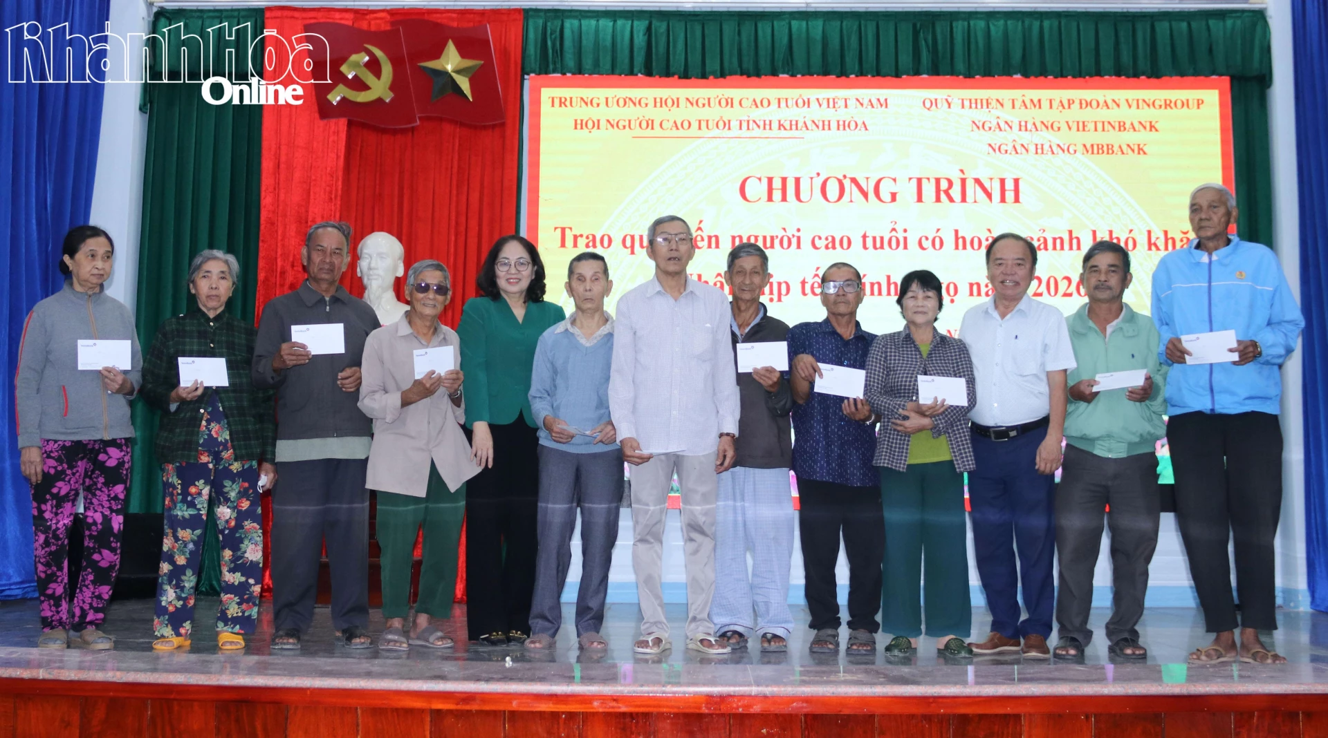 Hội Người cao tuổi tỉnh trao quà hỗ trợ cho người cao tuổi khu vực Vạn Ninh.