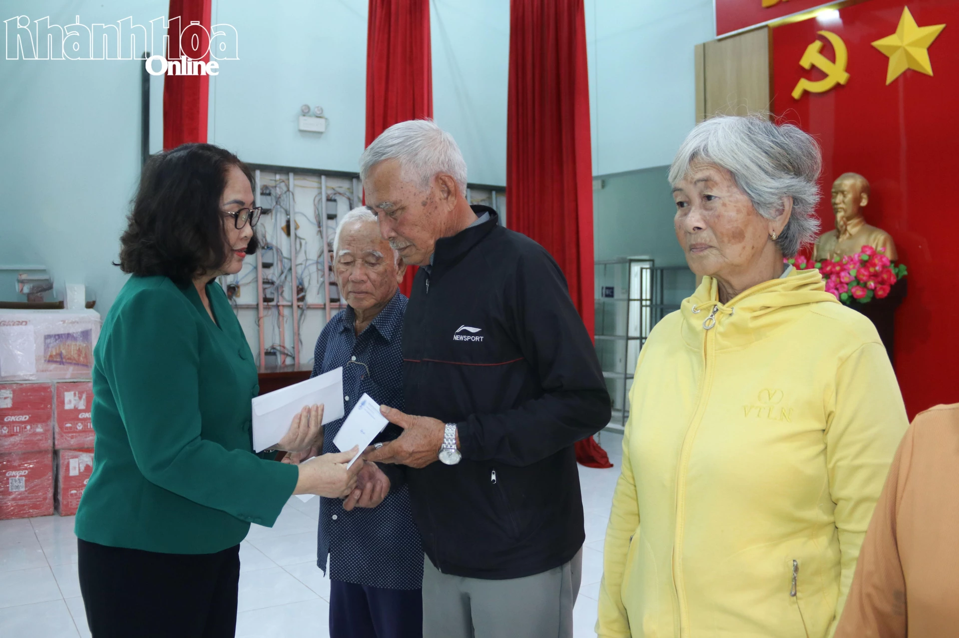 Bà Nguyễn Thị Hạnh - Chủ tịch Hội Người cao tuổi tỉnh trao quà cho người cao tuổi khu vực Ninh Hòa.