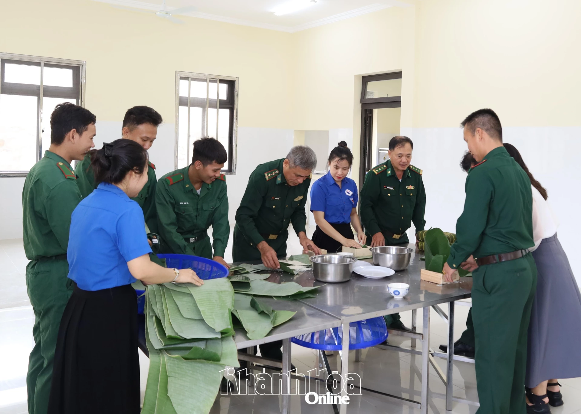 Cán bộ, chiến sĩ cùng các đoàn viên thanh niên đơn vị kết nghĩa quây quần gói bánh chưng Tết.