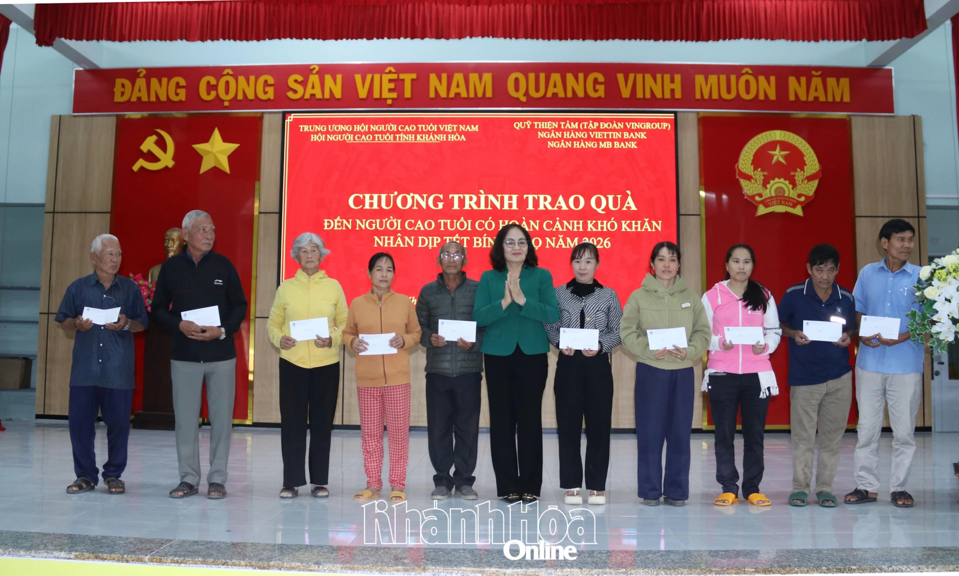 Bà Nguyễn Thị Hạnh - Chủ tịch Hội Người cao tuổi tỉnh tặng quà cho người cao tuổi các xã, phường khu vực Ninh Hòa.