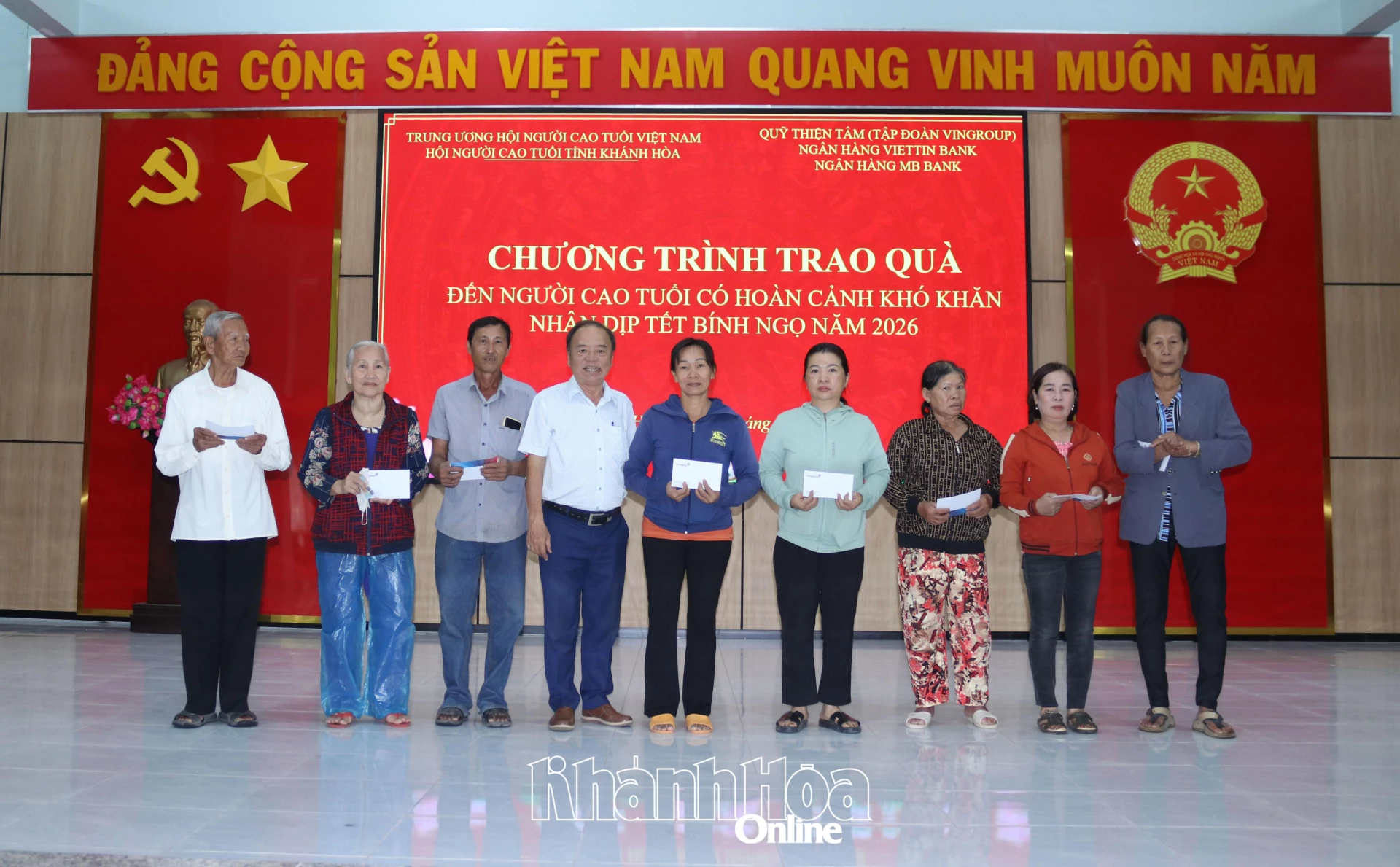 Những phần quà được trao tặng nhằm hỗ trợ người cao tuổi có hoàn cảnh khó khăn có thêm điều kiện vui xuân, đón Tết.