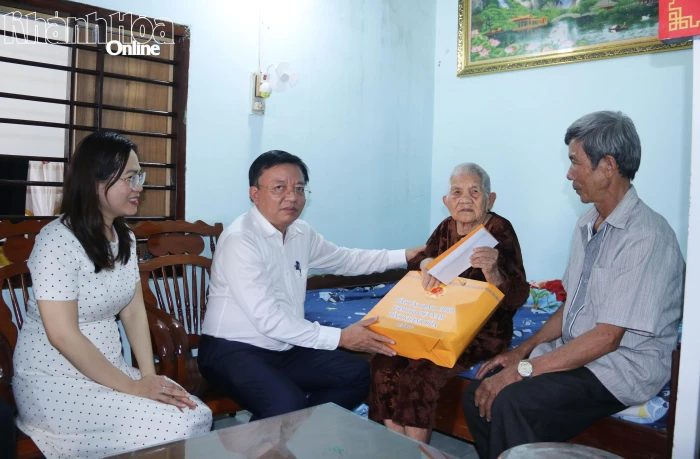 Phó Chủ tịch UBND tỉnh Lê Huyền thăm, tặng quà Tết người có công với cách mạng ở phường Đông Ninh Hòa