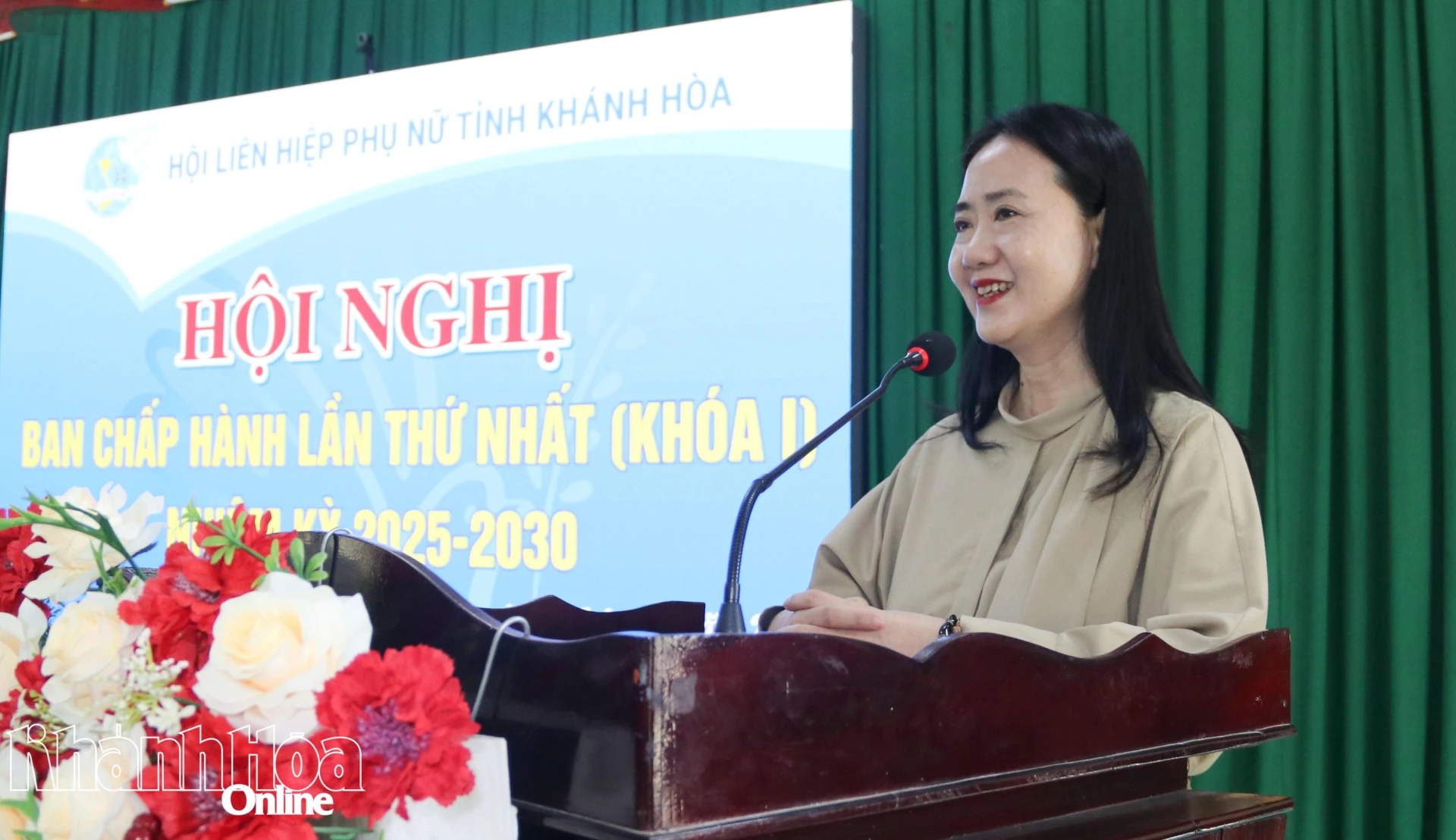 Đồng chí Nguyễn Quỳnh Nga - Phó Chủ tịch Ủy ban MTTQ Việt Nam tỉnh, Chủ tịch Hội Liên hiệp Phụ nữ tỉnh phát biểu khai mạc hội nghị.