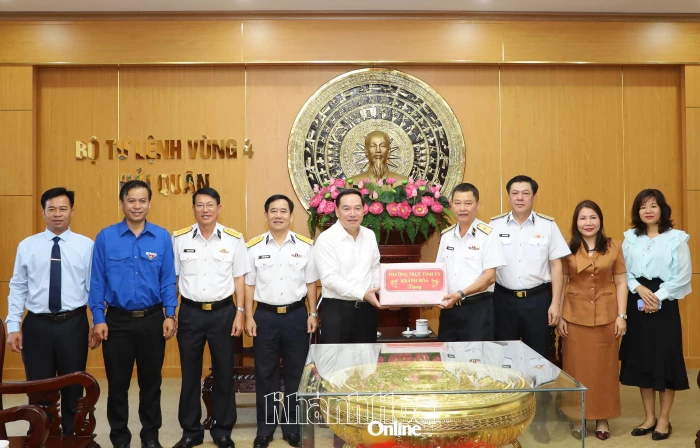 Phó Bí thư Thường trực Tỉnh ủy Hồ Xuân Trường thăm Bộ Tư lệnh Vùng 4 Hải quân