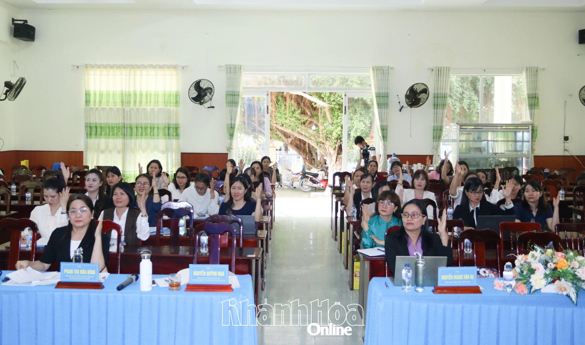 Các đại biểu biểu quyết thông qua các nội dung tại hội nghị.