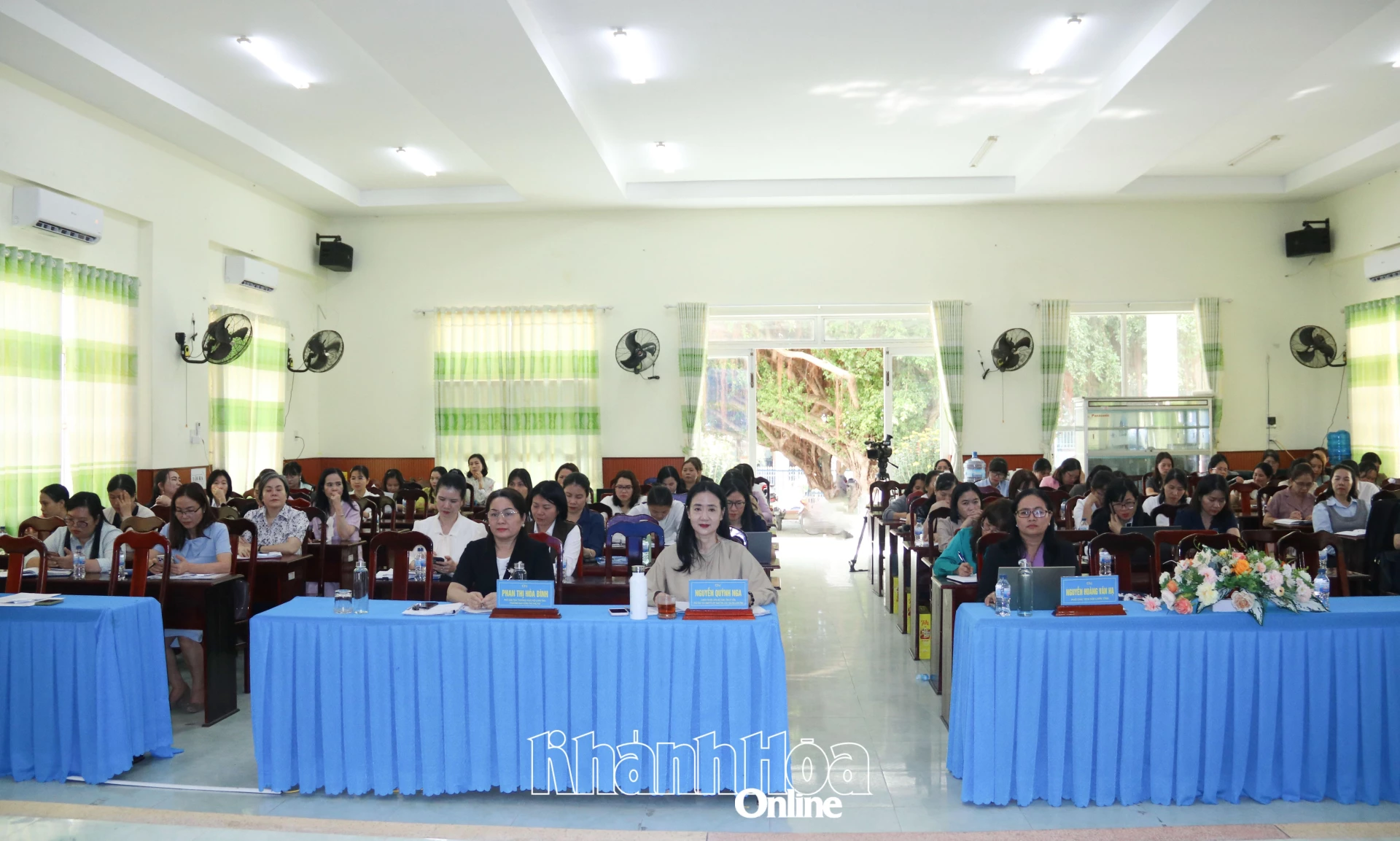 Các đại biểu tham gia hội nghị.