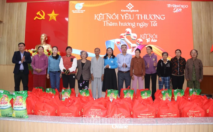 Trao 50 suất quà cho phụ nữ có hoàn cảnh khó khăn ở xã Hòa Trí