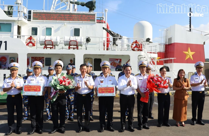 Phó Bí thư Thường trực Tỉnh ủy Hồ Xuân Trường động viên các lực lượng thực hiện nhiệm vụ bầu cử sớm tại đặc khu Trường Sa