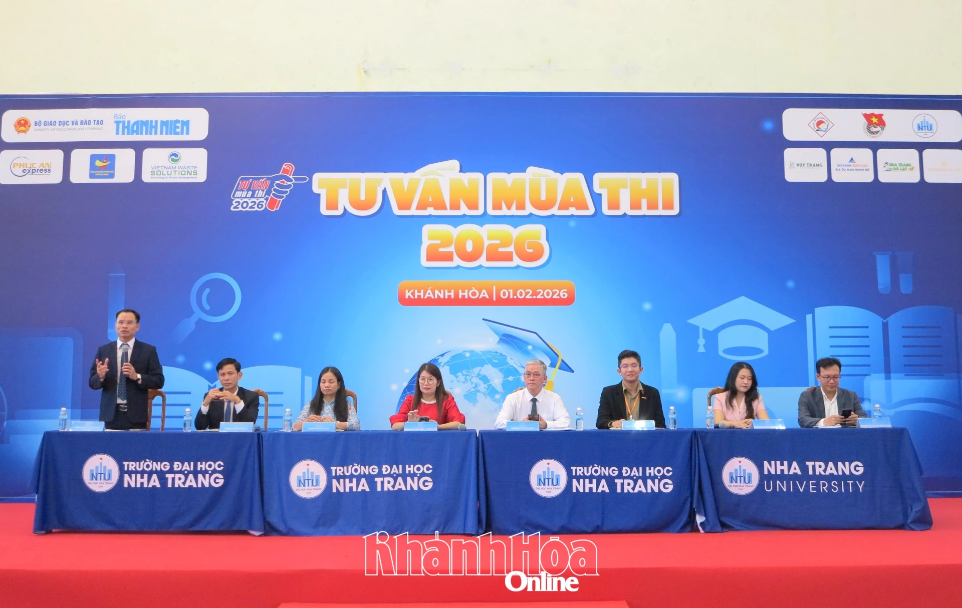 Đại diện trường đại học tư vấn cho các học sinh.