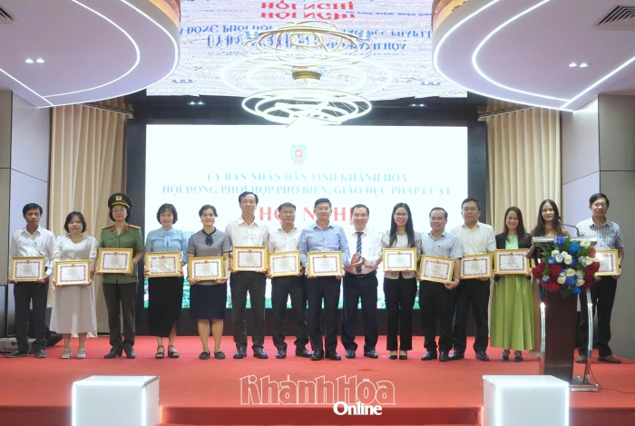 Khen thưởng 15 tập thể, 39 cá nhân có thành tích xuất sắc trong công tác phổ biến, giáo dục pháp luật