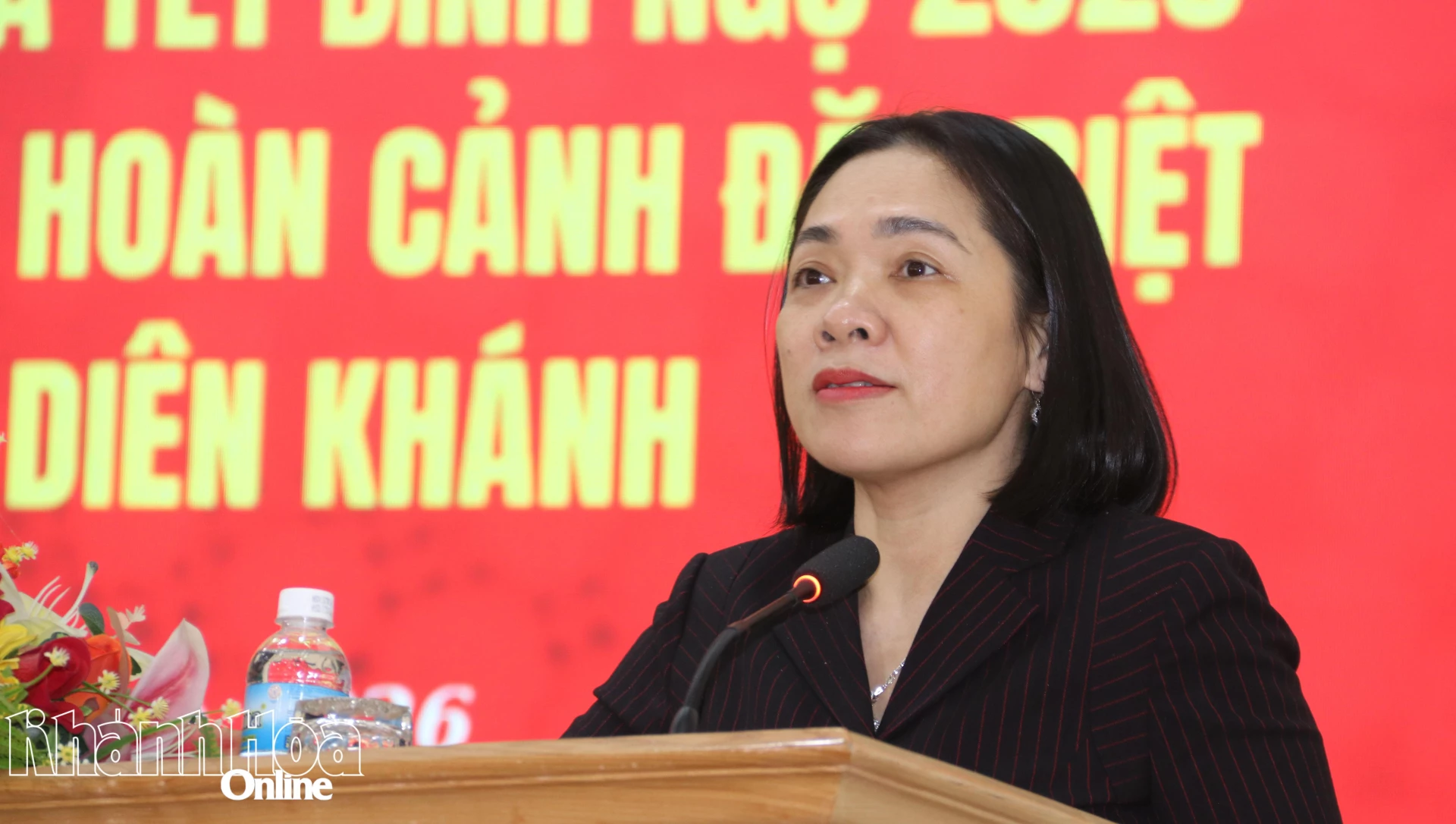 Đồng chí Trần Thu Mai chúc Tết người dân xã Diên Khánh.