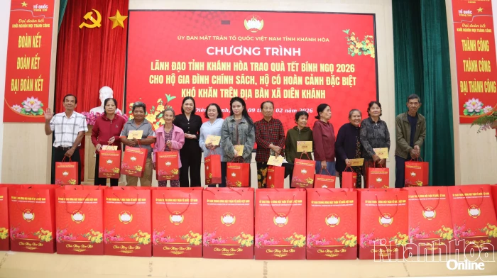 Phó Chủ tịch Thường trực Ủy ban MTTQ Việt Nam tỉnh Trần Thu Mai trao quà Tết cho người dân 2 xã Diên Khánh và Diên Lâm