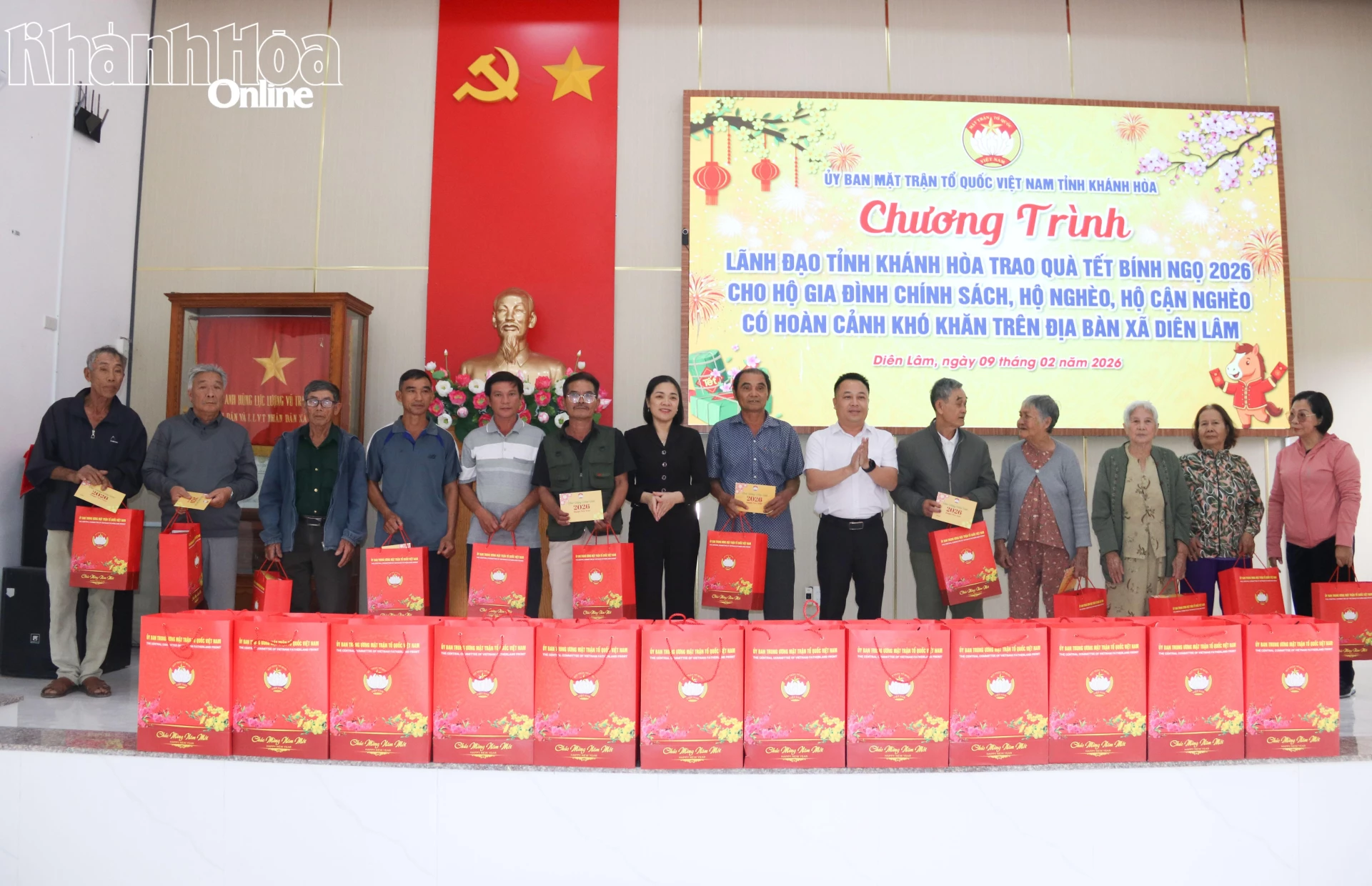 Đồng chí Trần Thu Mai và lãnh đạo xã Diên Lâm trao quà cho các hộ dân.