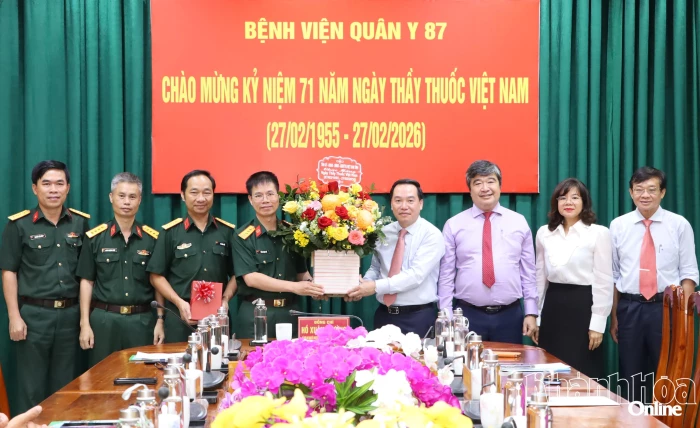 Phó Bí thư Thường trực Tỉnh ủy Hồ Xuân Trường thăm, chúc mừng các cơ sở y tế