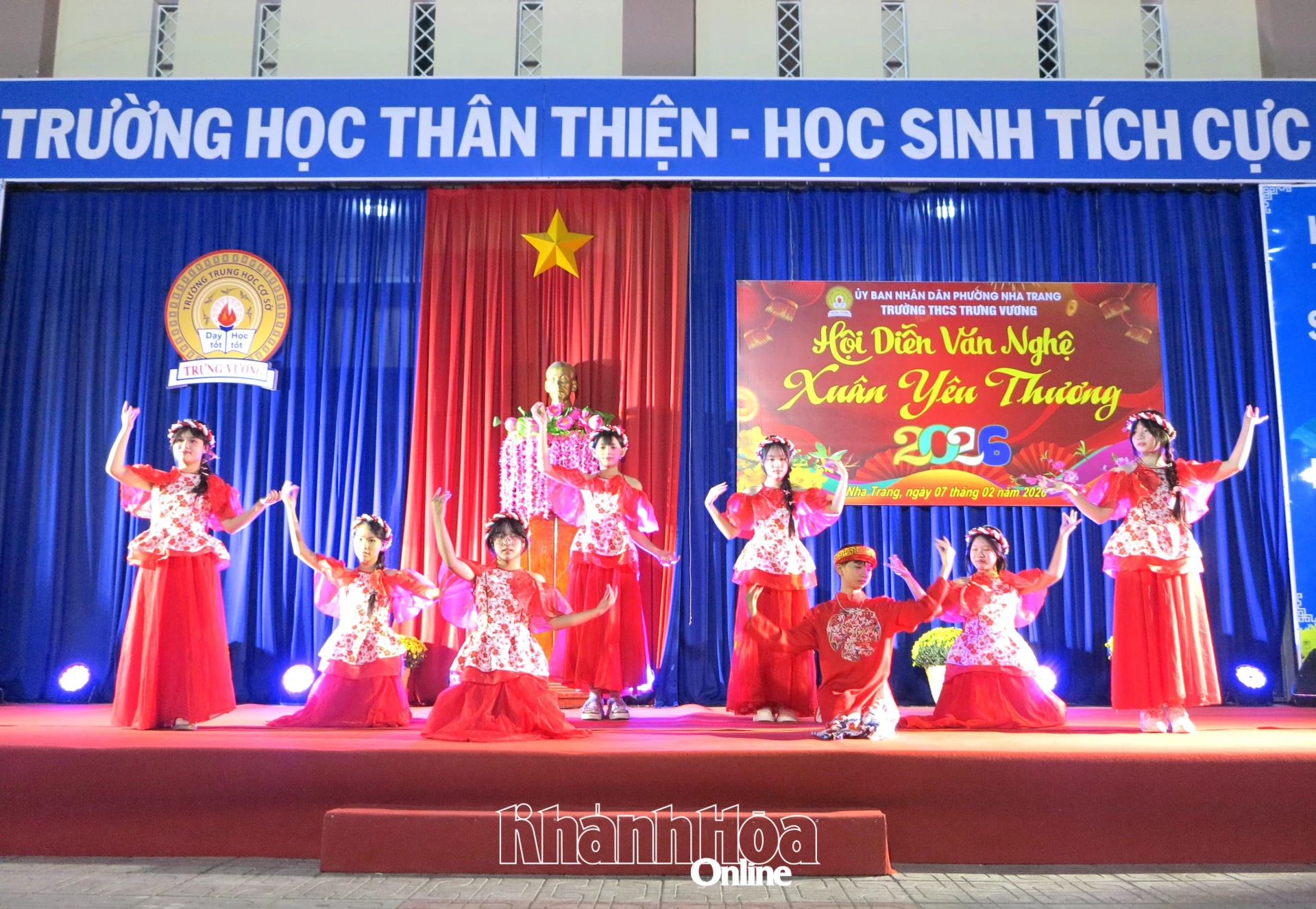 Học sinh biểu diễn tại chương trình văn nghệ gây quỹ hỗ trợ bệnh nhân ung thư và học sinh nghèo. 