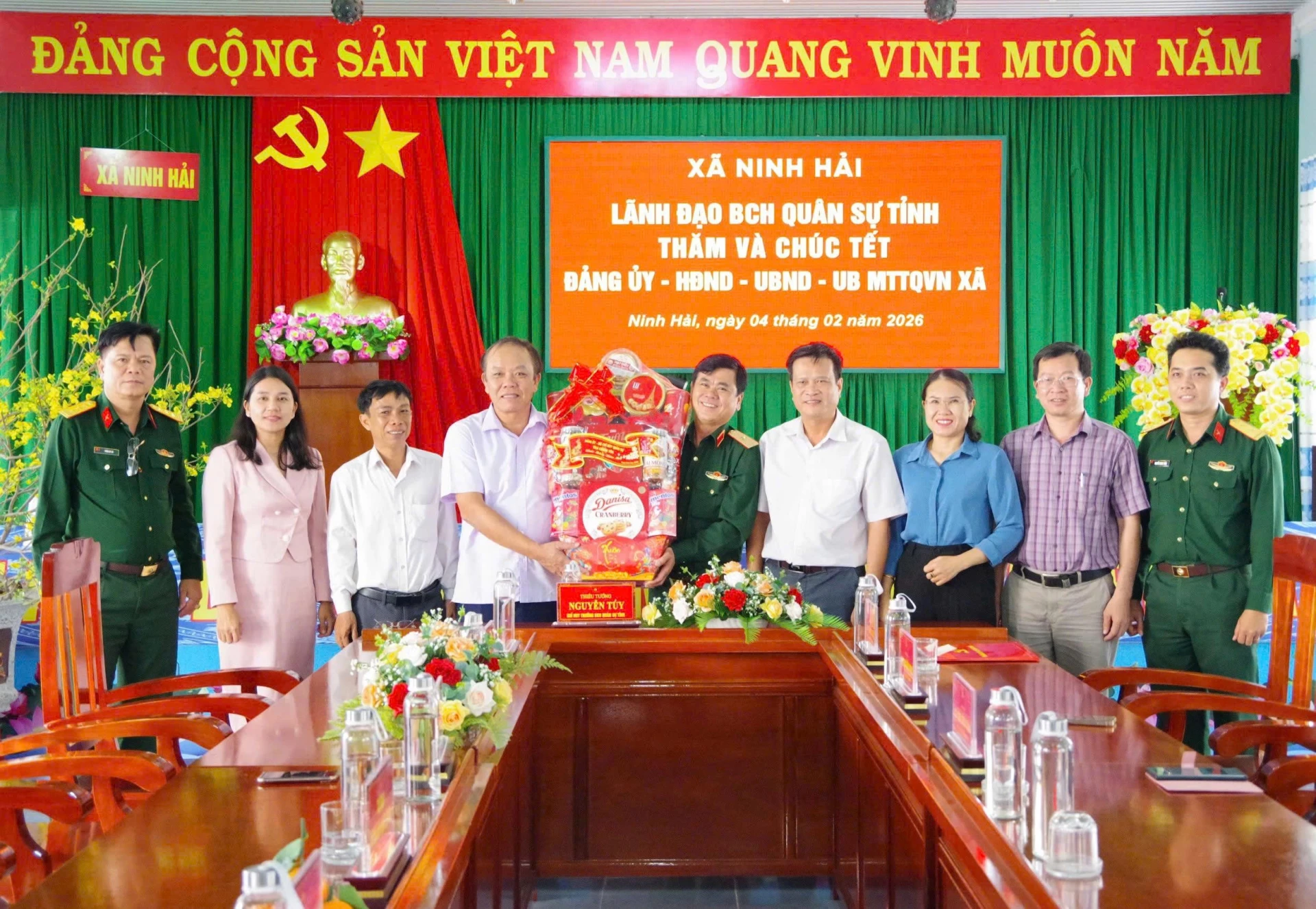  Thiếu tướng Nguyễn Túy, Ủy viên Ban Thường vụ Tỉnh ủy, Chỉ huy trưởng Bộ CHQS tỉnh Khánh Hòa thăm, chúc Tết tại xã Ninh Hải