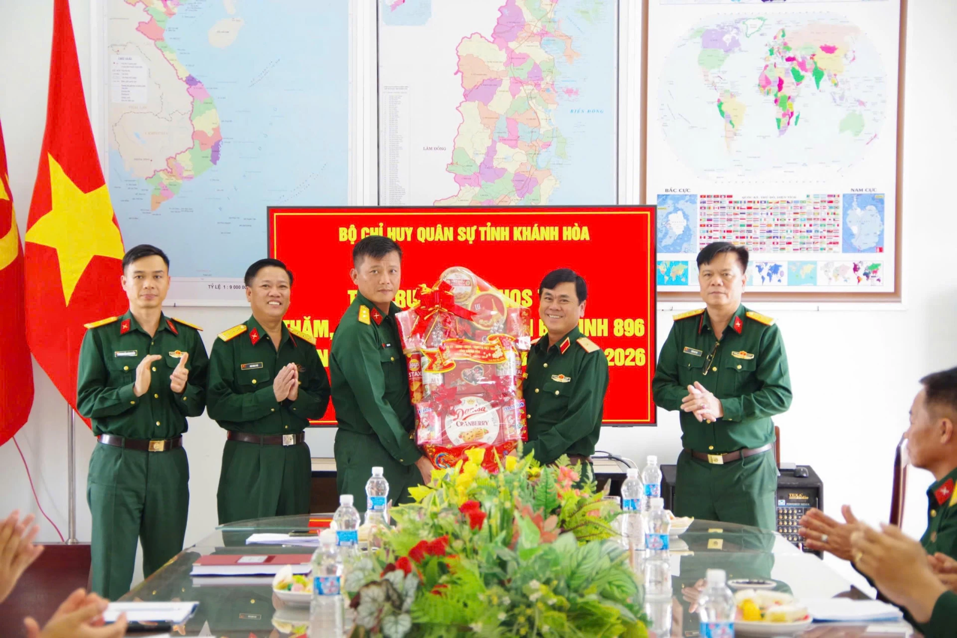 Thiếu tướng Nguyễn Túy, Ủy viên Ban Thường vụ Tỉnh ủy, Chỉ huy trưởng Bộ CHQS tỉnh Khánh Hòa thăm, chúc Tết cán bộ, chiến sĩ Trung đoàn BB896