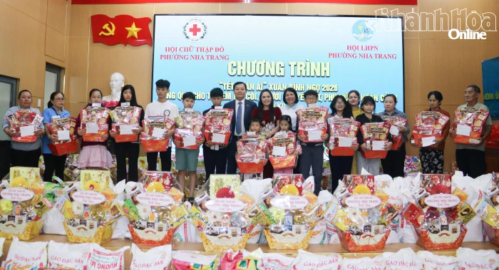 Tặng 150 suất quà cho trẻ em mồ côi, hộ khó khăn ở phường Nha Trang