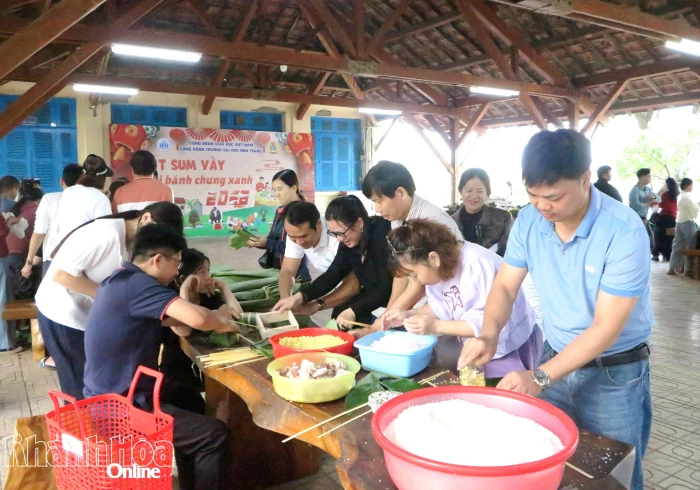 Công đoàn Trường Đại học Nha Trang tổ chức chương trình “Tết sum vầy - gói bánh chưng xanh”