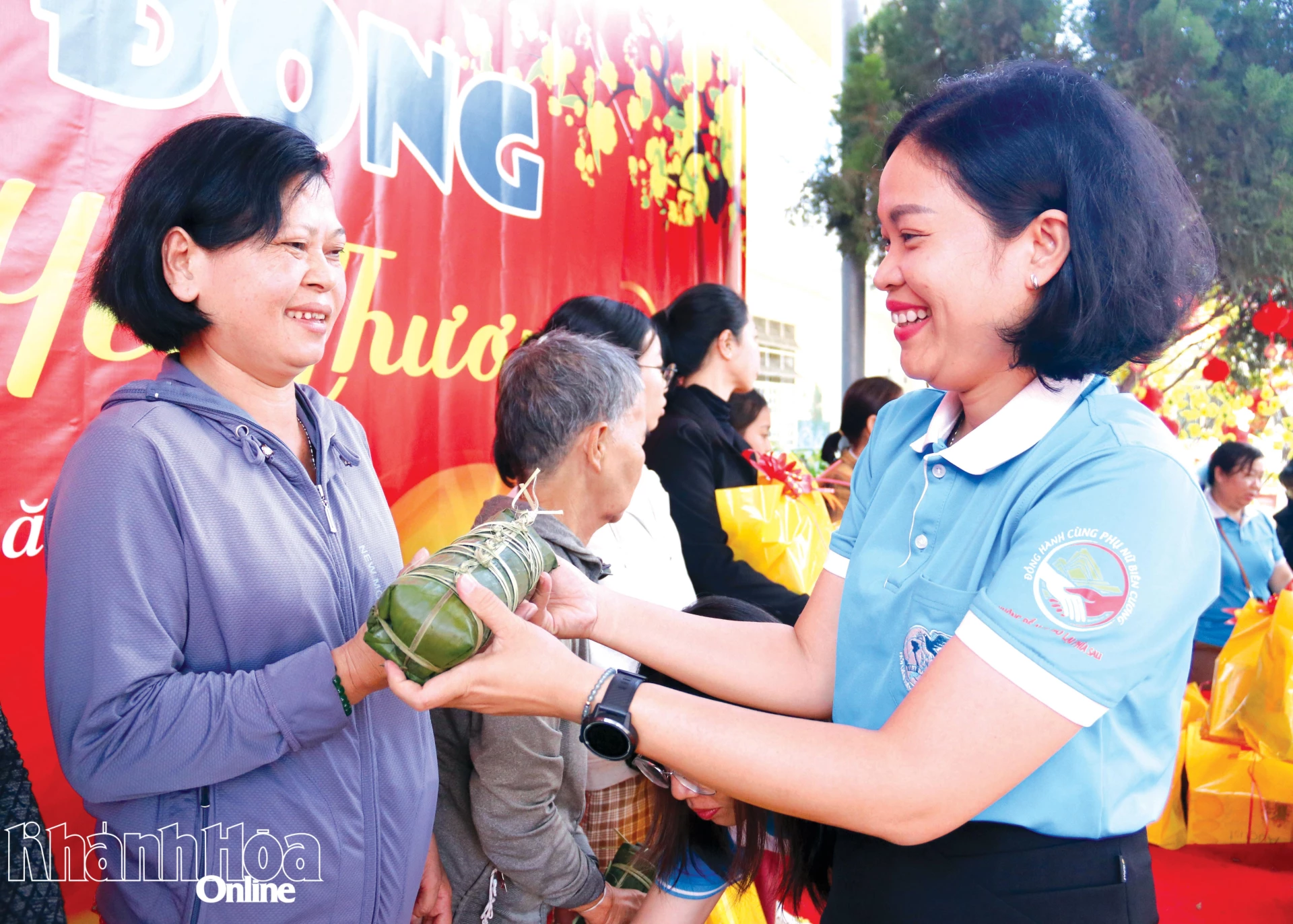 Hội Liên hiệp Phụ nữ phường Nam Nha Trang tặng bánh cho hội viên, phụ nữ.