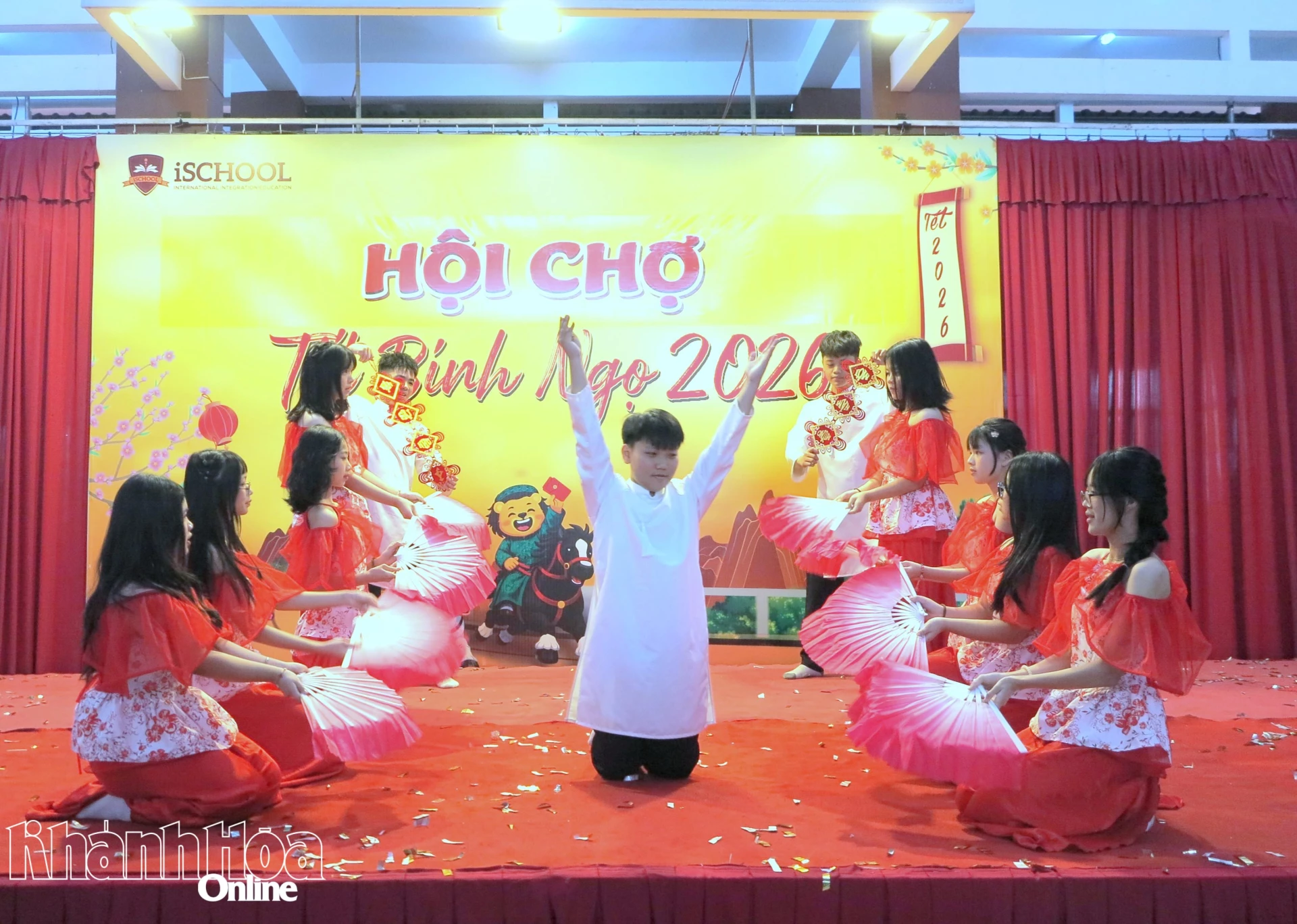 Học sinh tham gia biểu diễn văn nghệ. 