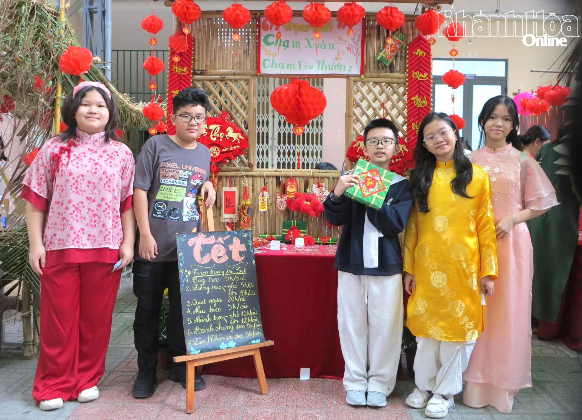 Một gian hàng tại hội chợ xuân. 