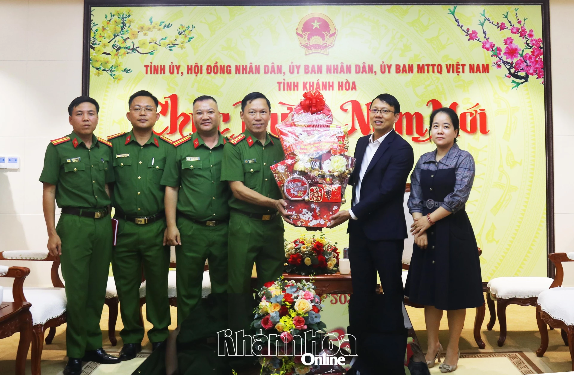 Trung đoàn Cảnh sát cơ động Nam Trung Bộ chúc Tết lãnh đạo UBND tỉnh Khánh Hòa - Báo Khánh Hòa
