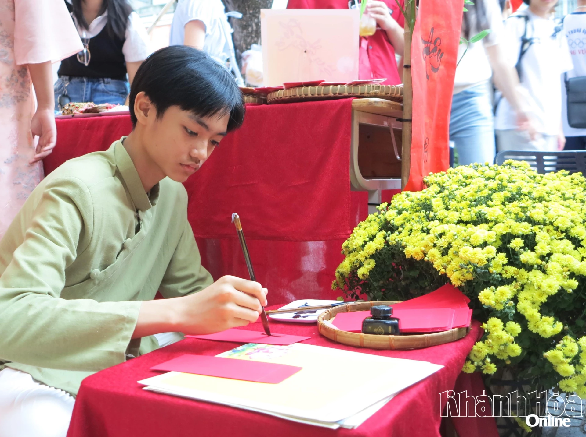 Gian hàng viết thư pháp. 