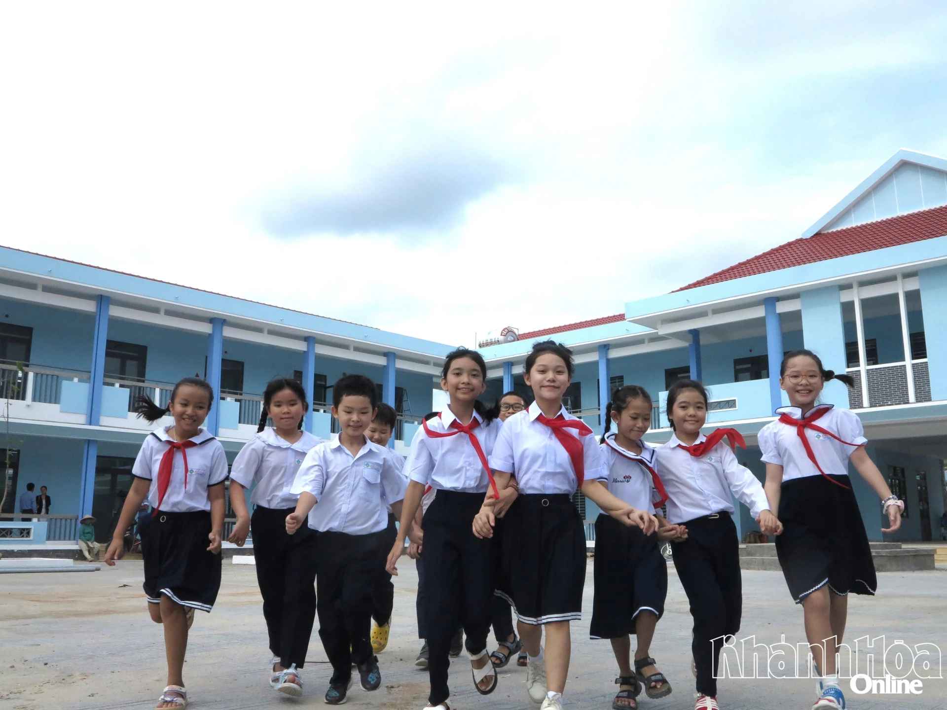 Niềm vui của học sinh Trường Tiểu học Diên Lạc (xã Diên Lạc) bên ngôi trường được xây mới từ năm học 2025-2026.