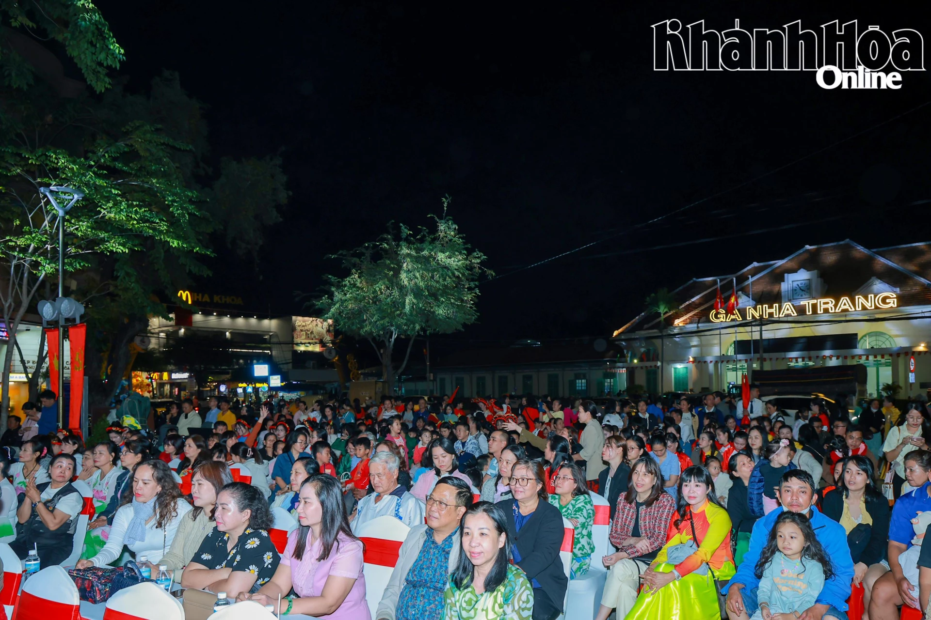 Đông đảo người dân đã có mặt ở Công viên 23 tháng 10 để cổ vũ cho các đội.