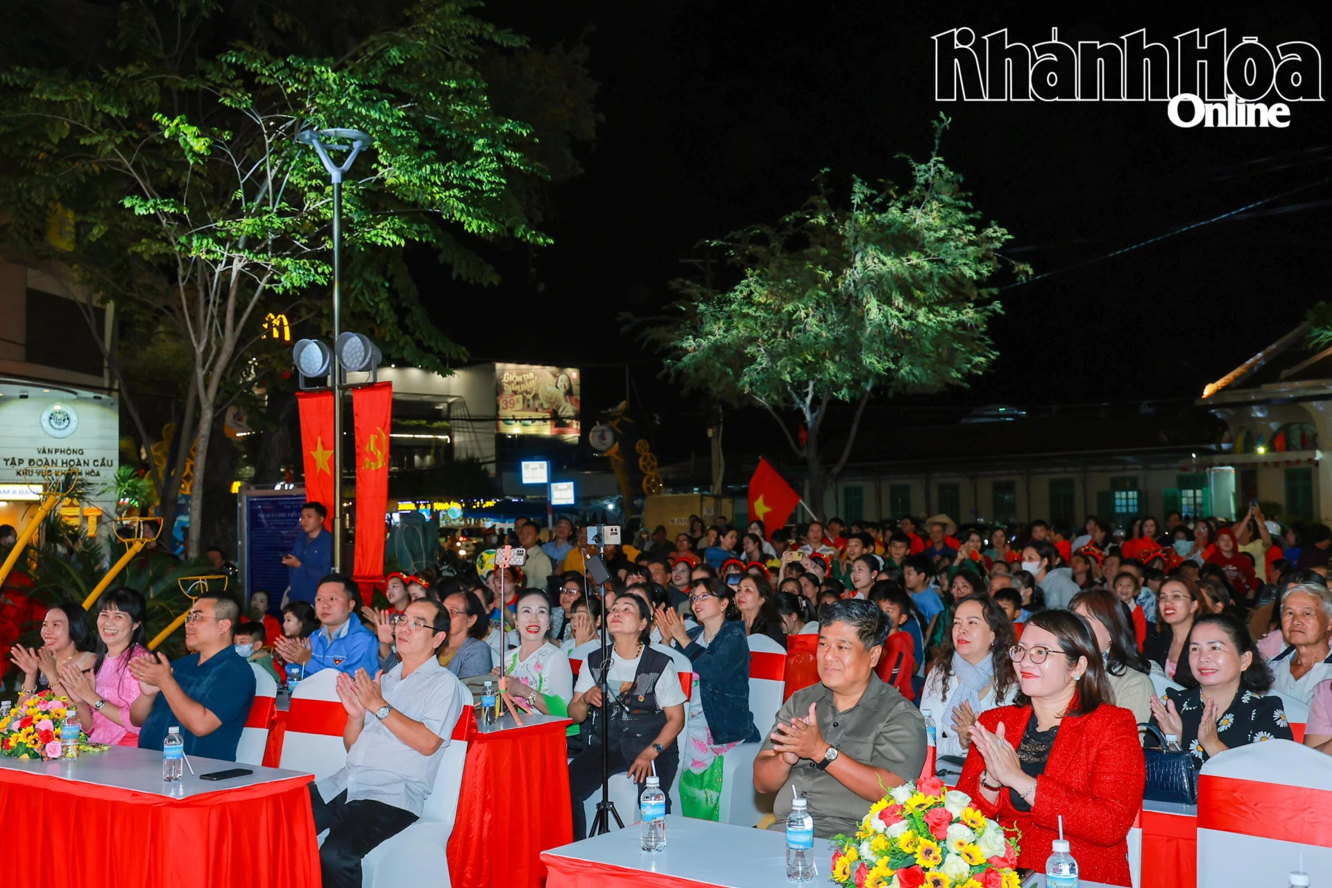 Lãnh đạo phường Tây Nha Trang đến dự và theo dõi liên hoan.