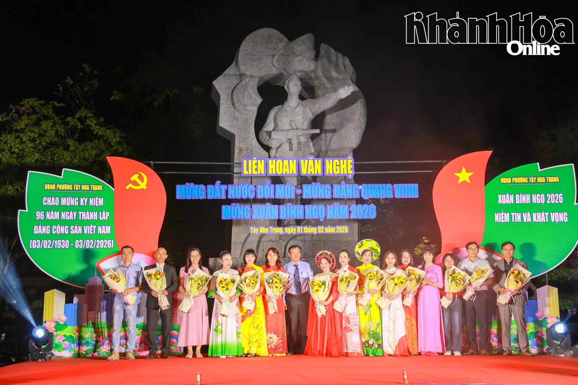 Lãnh đạo phường Tây Nha Trang tặng hoa cho đại diện các đội văn nghệ tham gia liên hoan.