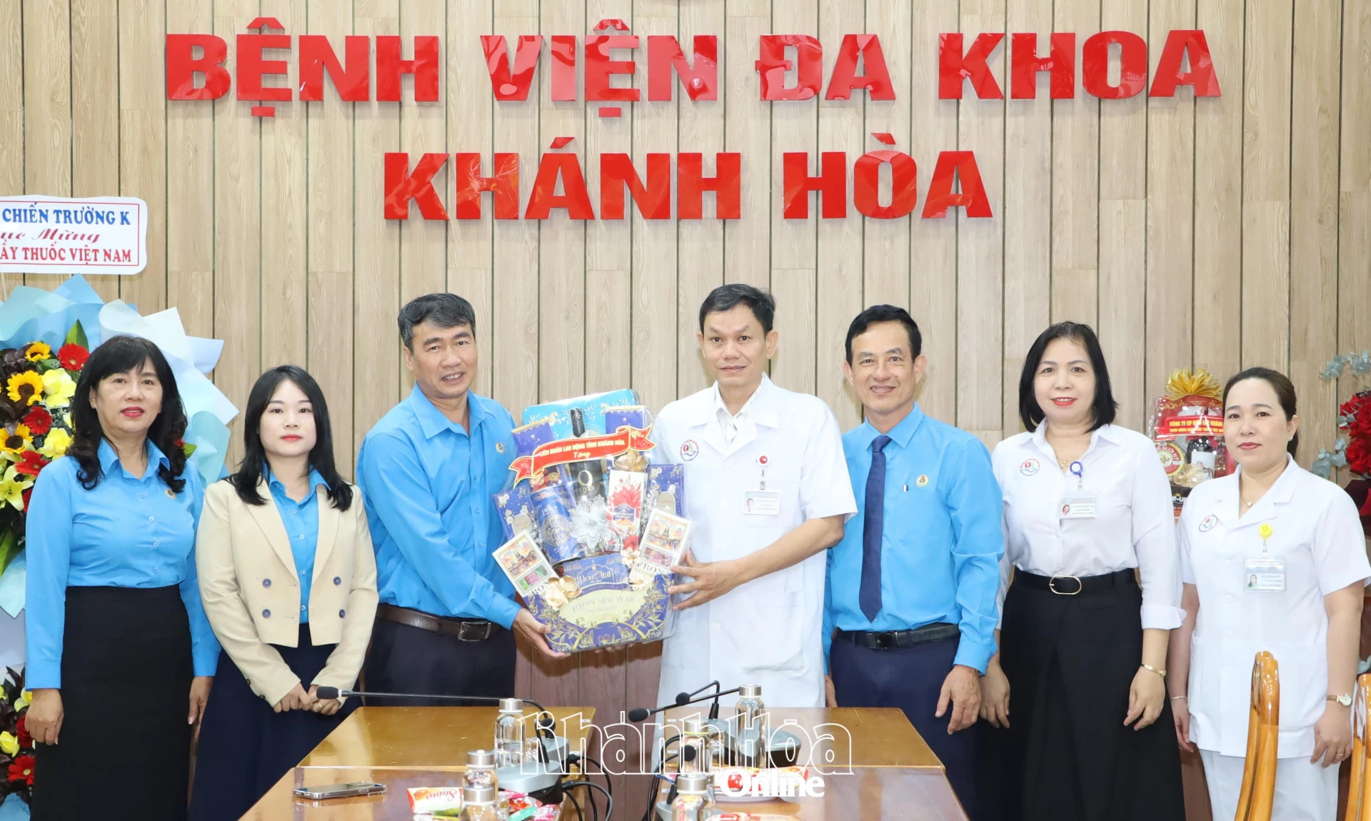 Lãnh đạo Liên đoàn Lao động tỉnh tặng quà chúc mừng Bệnh viện Đa khoa tỉnh.