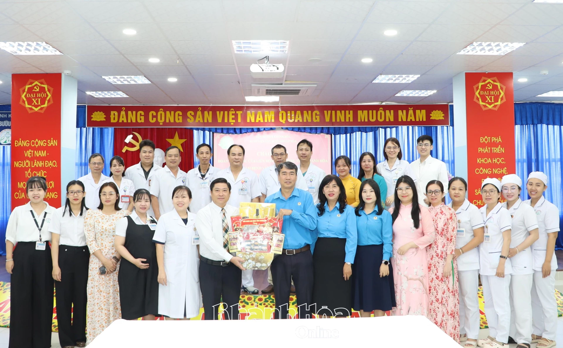 Lãnh đạo Liên đoàn Lao động tỉnh tặng quà chúc mừng Bệnh viện Ung bướu tỉnh.