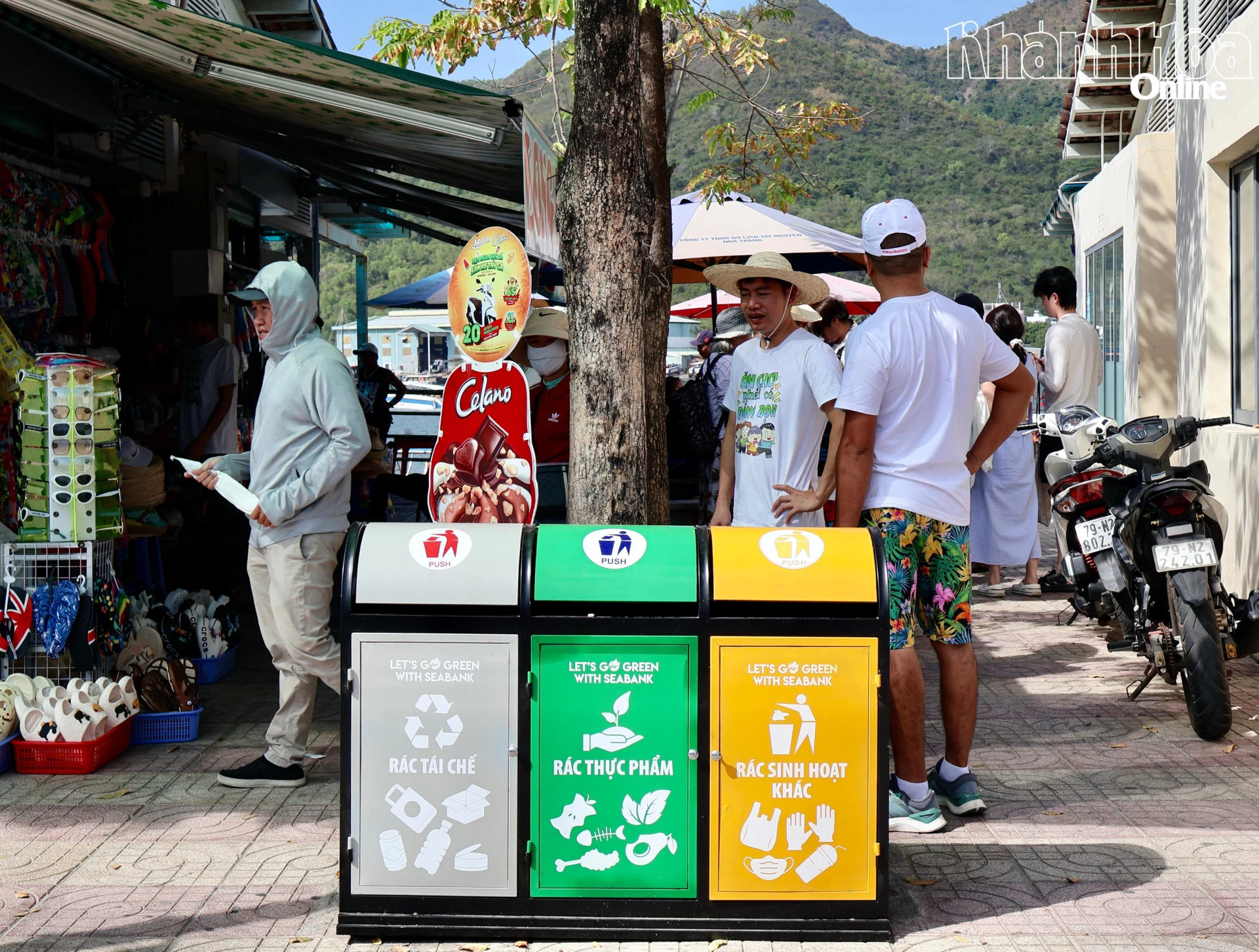 Thùng rác phân loại chất thải rắn sinh hoạt tại nguồn tại Bến tàu Du lịch Nha Trang.