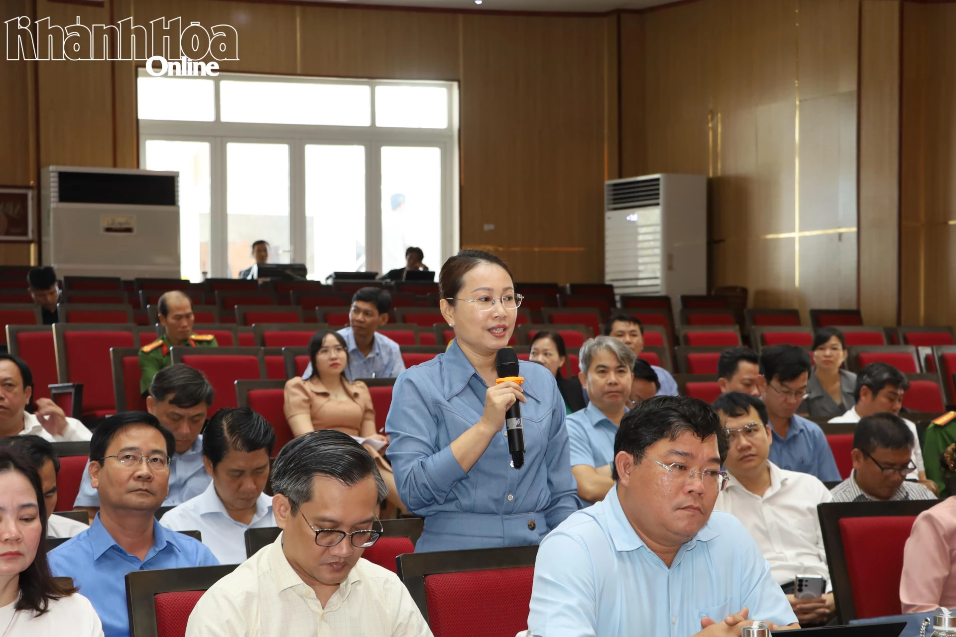 Lãnh đạo phường Hòa Thắng báo cáo nội dung chuẩn bị bầu cử.