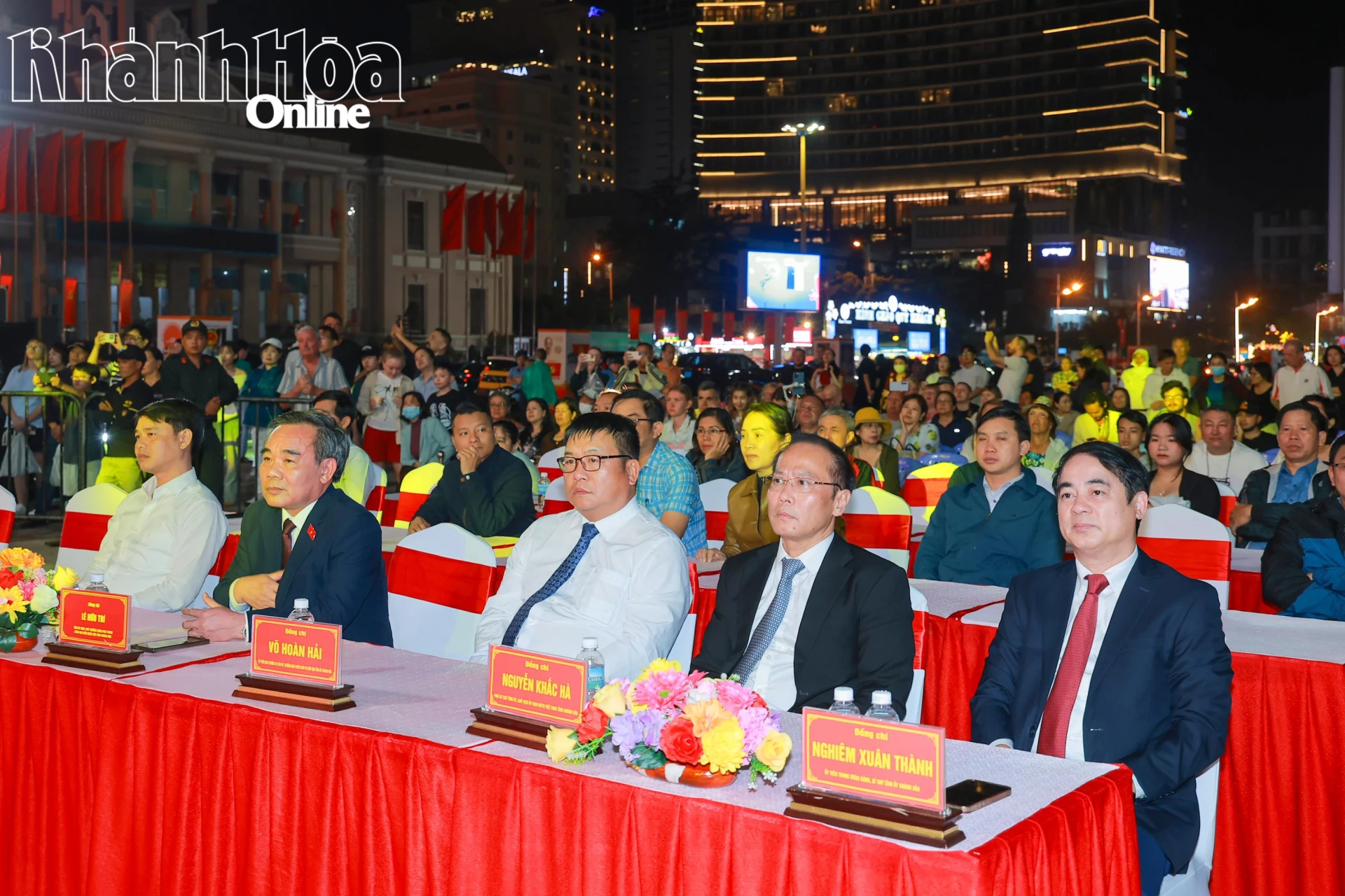 Đồng chí Nghiêm Xuân Thành, đồng chí Nguyễn Khắc Hà, cùng các đại biểu đến dự và xem chương trình nghệ thuật.