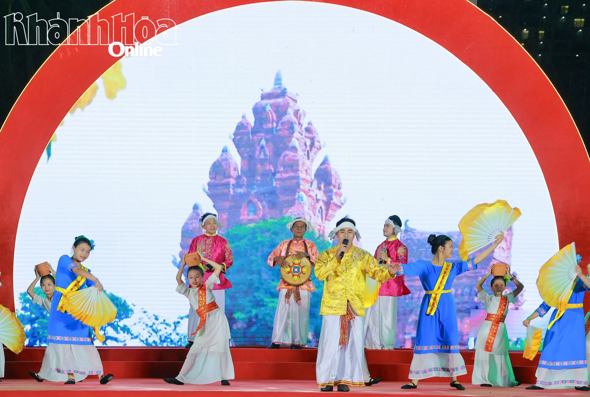 Sắc màu văn hóa của đồng bào Chăm được thể hiện qua tiết mục hát múa “Xuân về trên tháp cổ”.