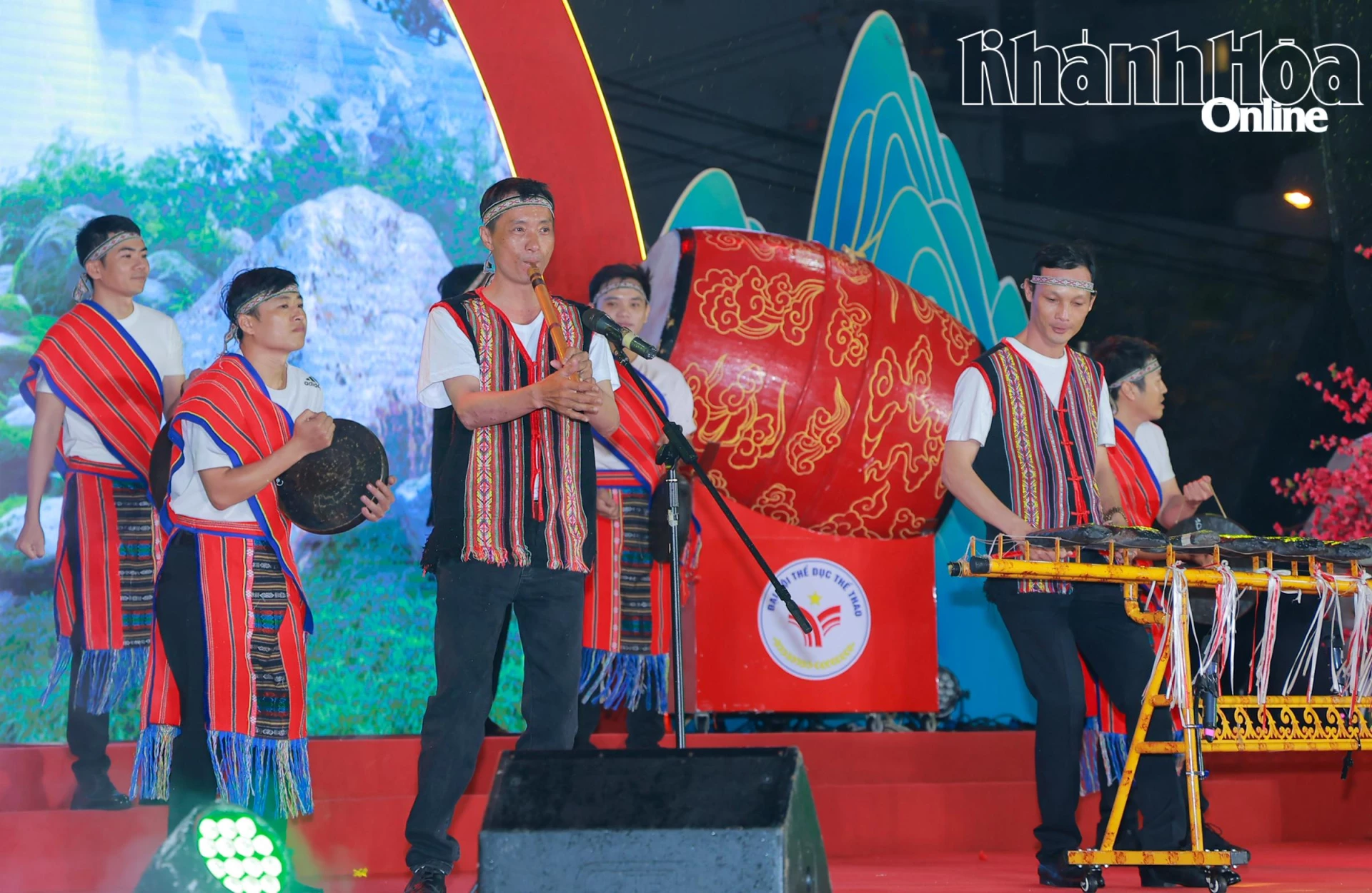 Tiết mục hòa tấu nhạc cụ dân tộc “Âm thanh của đá”.